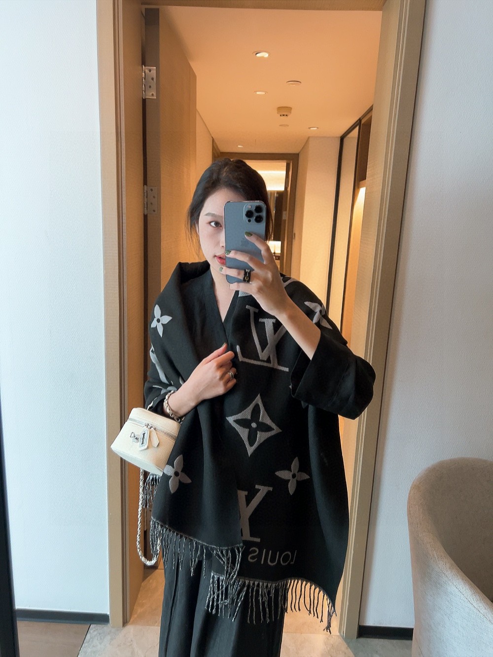 NO:714544,First batch of black and gray LV perpetual model LV cashmere scarf and shawl, classic four-leaf clover pattern, An Yixuan Huo Siyan Yang Mi  Li Xiaolu and other celebrities love the same style. It is absolutely high-end and classy. You deserve it this winter. The cashmere feels soft and the thickness is moderate. Five colors are available, double-sided and two-color. They are the most popular and beautiful colors to meet different matching needs. The material feels very soft and smooth, and the quality is excellent. It is definitely worth buying. It can be used as a shawl or scarf and will never go out of style. Cashmere blended scarf. Size 180*60 [6884173] Ordinary scarf, ordinary scarf, louis  vuitton,shawls19860909批黑灰色LV万年款 lv羊绒围巾披肩,经典四叶草图案 ,安以轩 霍思燕 杨幂 李小璐等多明星最爱同款,绝对高端大气上档次,这个冬天你值得拥有,羊绒手感柔软,厚度适中五色可选,双面双色,都是最流行最靓的颜色,满足不同的搭配需求,材质手感非常柔软顺滑,品质优秀,绝对值得入手的款,披肩围巾两用,永不过时.羊绒混纺围巾.尺寸180*60【6884173】普通围巾,普通围巾,louis vuitton,shawls,scarf
