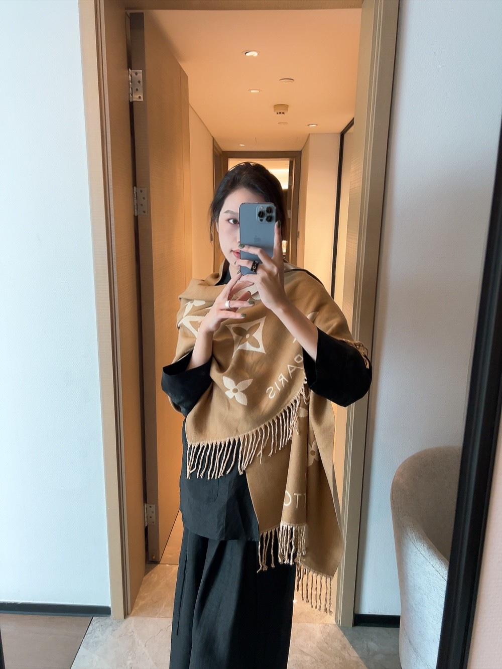 LOUIS VUITTON 羊毛混紡 四葉草デザインの披肩