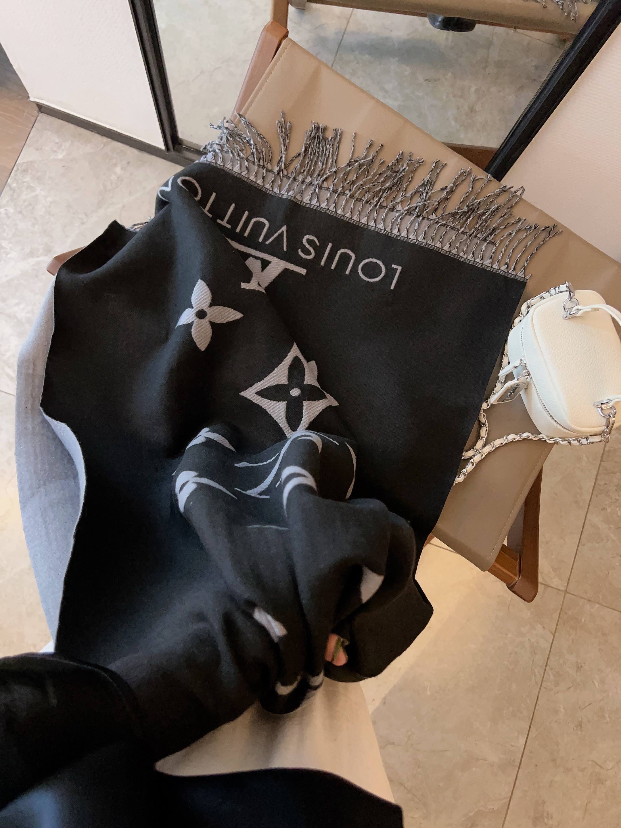 LOUIS VUITTON 羊毛混紡 四葉草デザインの披肩