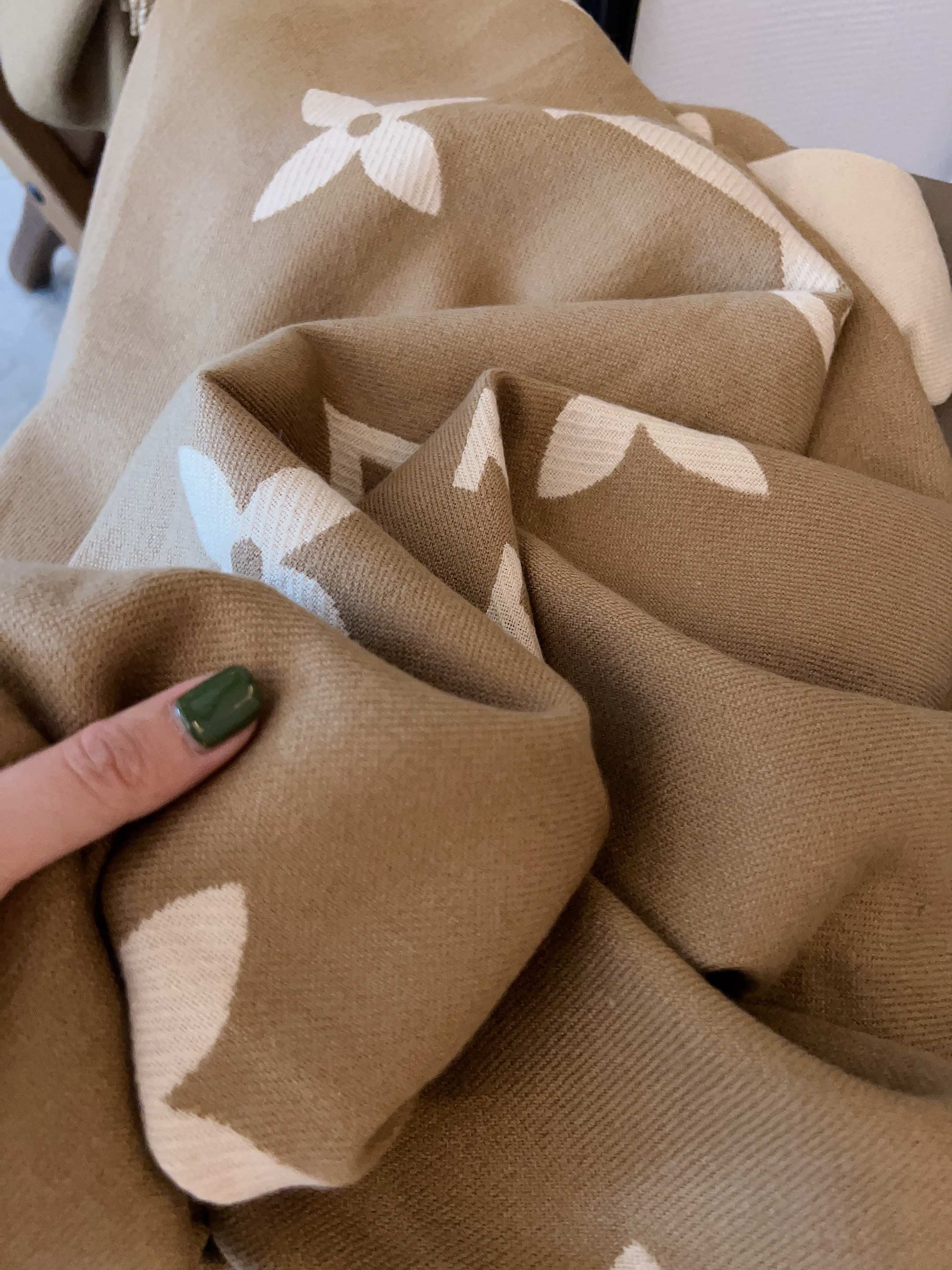 LOUIS VUITTON 羊毛混紡 四葉草デザインの披肩