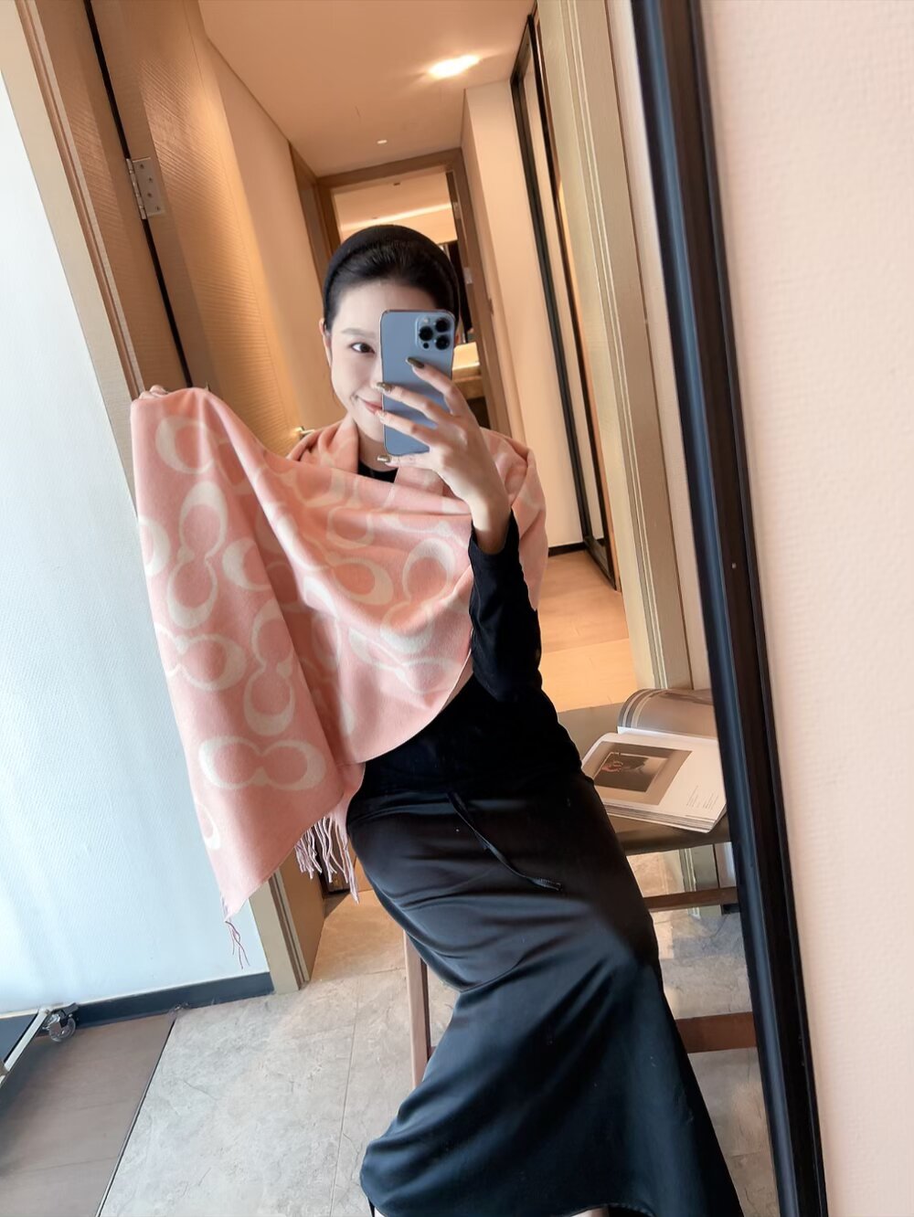 NO:714541,COACH classic shawl is so pretty!  It not only has looks but also quality, 97 wool + 3 cashmere, it feels super soft and comfortable, the size is 195×53cm, the overall width is okay, it can be regarded as a small shawl. The front and back are made of complementary colors, one side has a dark logo with a light base, and the other side is the opposite color. The gentle and soft feeling scarf must be this one!  ordinary scarf, ordinary scarf, coach, coach, shawls19860909COACH经典 蔻驰披肩也太好看了吧！不仅有颜值还有品质,97羊毛+3羊绒,手感超级软糯和舒服,尺寸195×53cm,整体宽度还可以,算是个小披肩.正反面做的互补色,一面是深色logo搭配浅色底,另一面是相反色,温温柔柔的感觉围巾一定要冲这一条！普通围巾,普通围巾,coach,coach,shawls,scarf