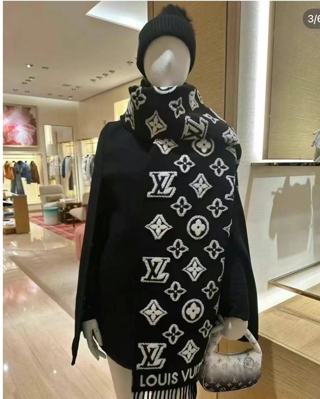 NO:714555,Lujia (LV) | 3D scarf Size 34*200cm Material 90 wool, 9 cashmere, 1 mulberry silk The latest 3D scarf is soft plush blended with Monogram pattern, and then uses contrasting shearling to create an eye-catching 3D effect. The cutting process makes the two sides show different textures, both creative and fashionable. Ordinary scarf, ordinary scarf, louis vuitton, louis vuitton, louis  vuitton19860909驴家（LV）｜3D 围巾 Size 34*200cm  材料90羊毛,9山羊绒,1桑蚕丝 最新款3D 围巾为柔软毛绒混纺织入 Monogram 图案,再以撞色羊毛皮演绎瞩目 3D 效果.剪花工艺令两面呈现迥异肌理,兼具创意巧思与潮流风范.普通围巾,普通围巾,louis vuitton,louis vuitton,louis vuitton,scarf