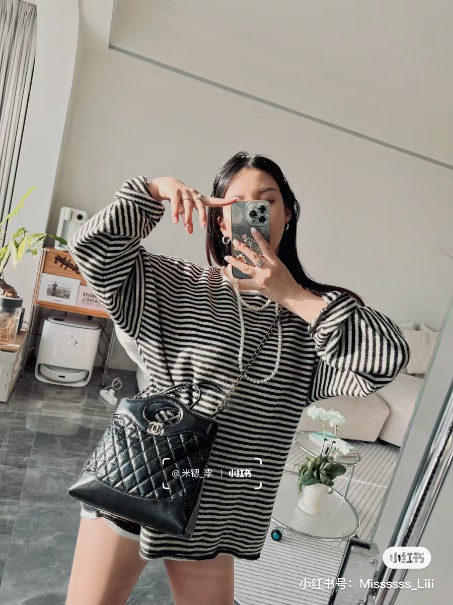 El 31bag mini que regresa en 24c está hecho de piel encerada, igual de resistente, con muy buena textura y brillo.