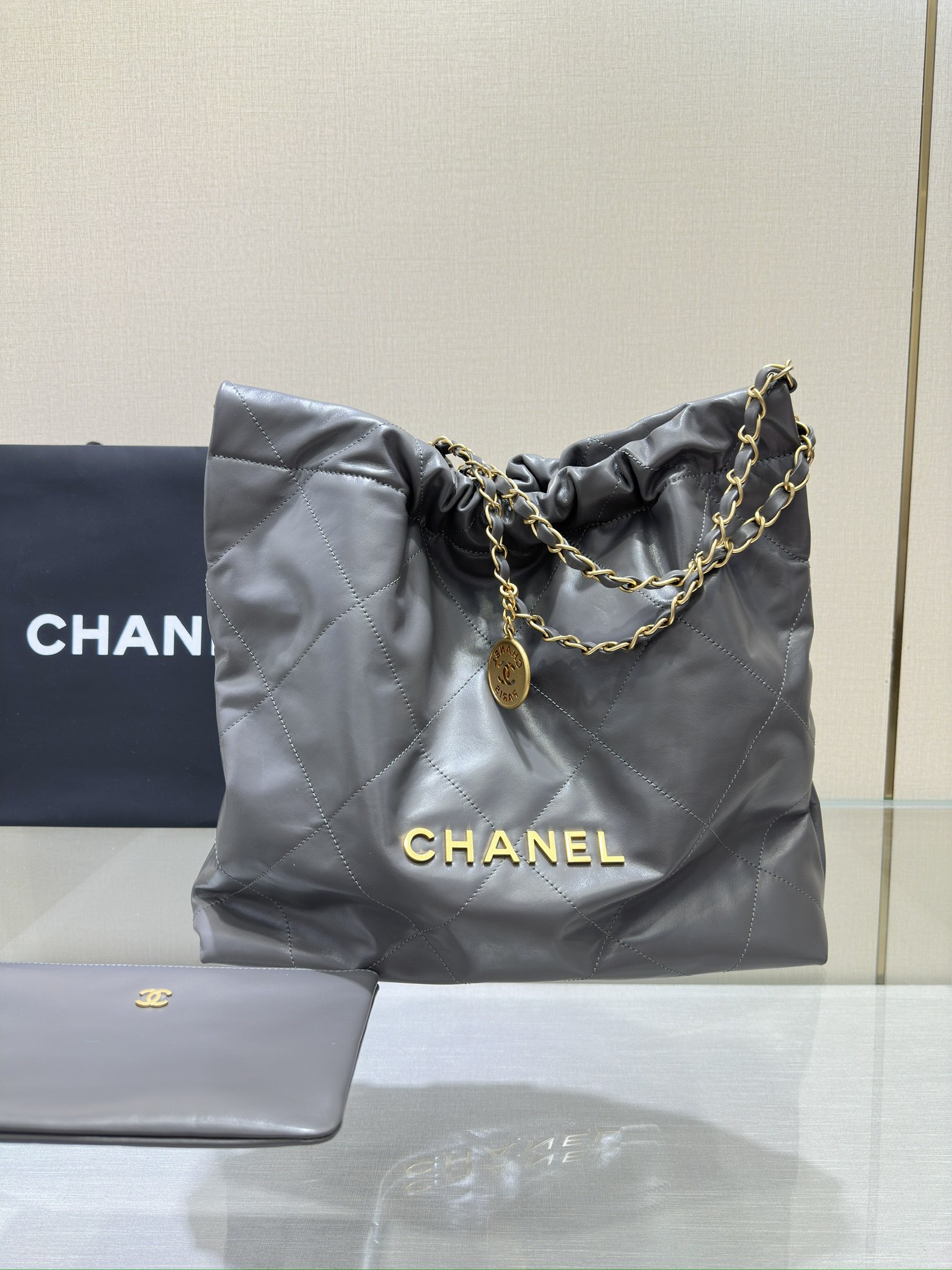 È illegale acquistare
 Chanel Borse Borsette Grigio Openwork Pelle di vitello bovina Vintage