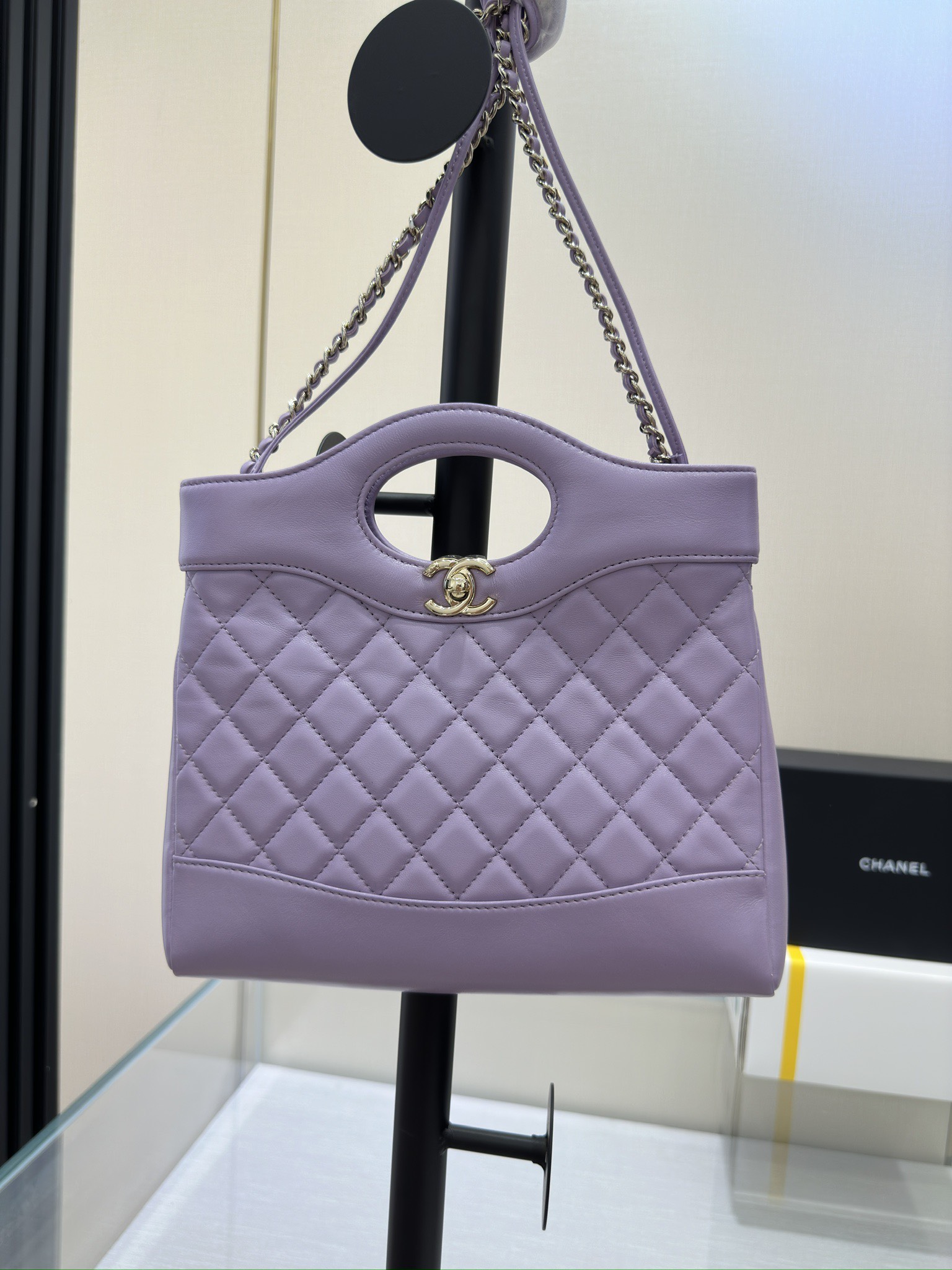 .24A mini 31bag color taro morado llegó 😍 ¿Creció comiendo lindos? ¡La abuela Chanel lo ha reeditado otra vez! El nuev…