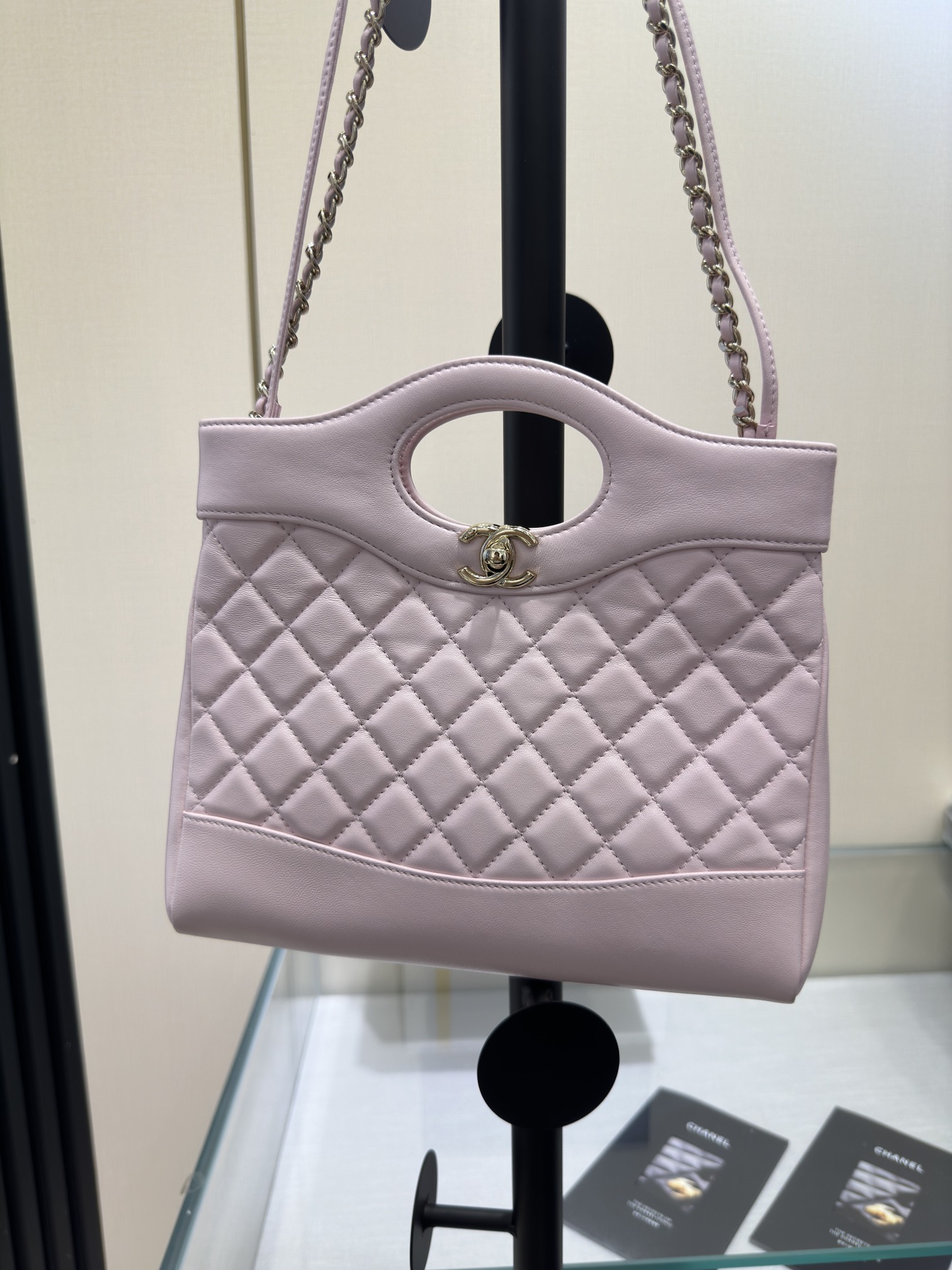 .23A mini 31bag rosa claro ~ aquí está 😍 ¿Creció comiendo cute? ‼️ Chanel lo ha reeditado una y otra vez, el nuevo 31b…