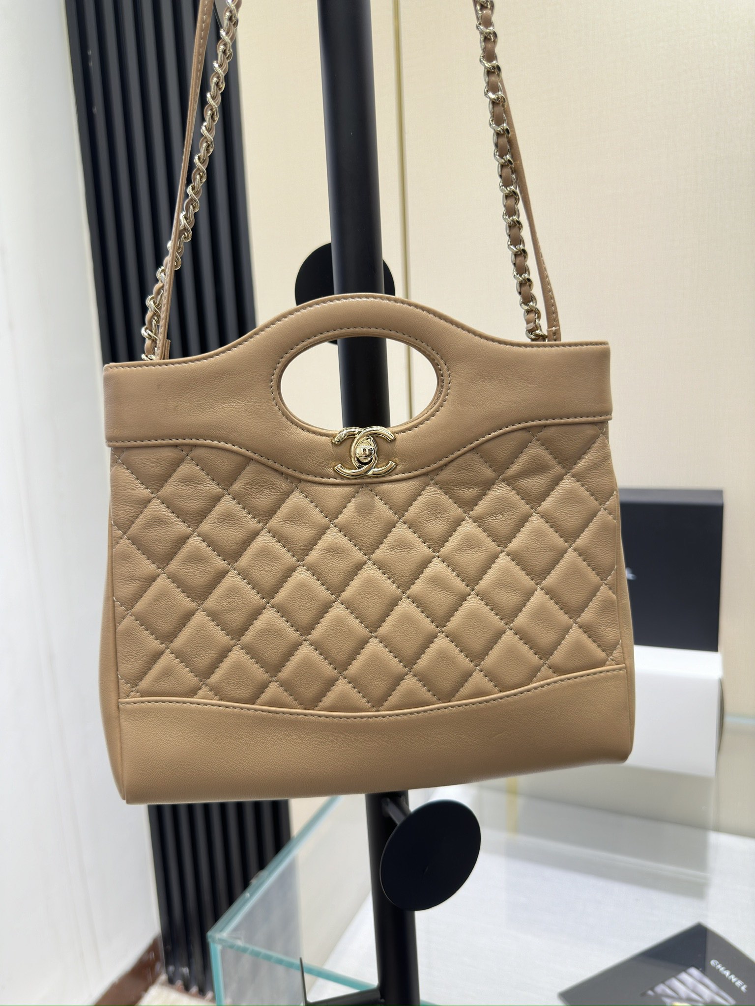 .23A mini 31bag color caramelo ~ aquí está 😍 ¿Creció comiendo cute? ‼️ Chanel lo ha reeditado una y otra vez, el nuevo…