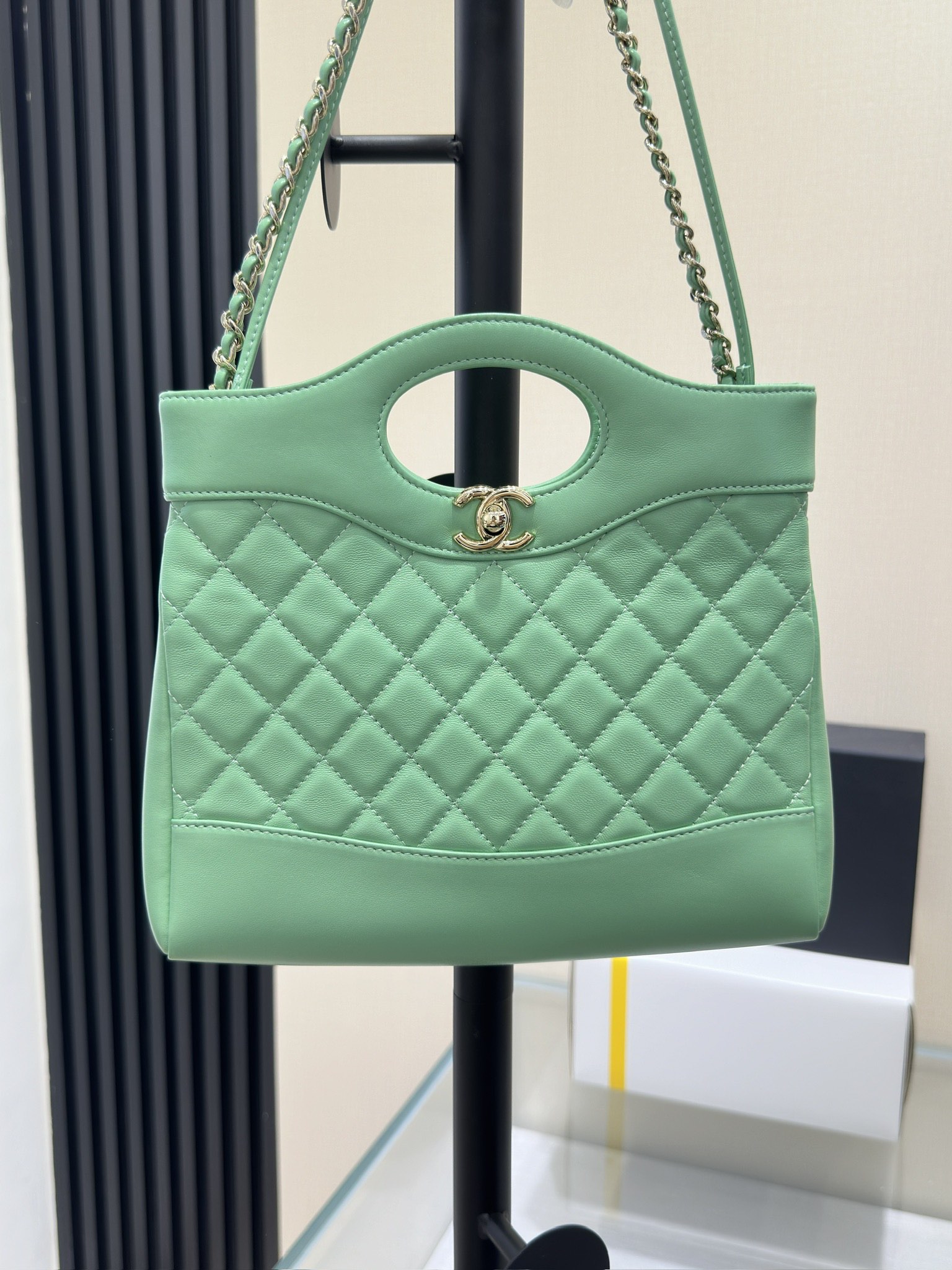.23A mini 31bag verde ~ aquí está 😍 ¿Creció comiendo cute? ‼️ Chanel lo ha reeditado una y otra vez, el nuevo 31bag ha…