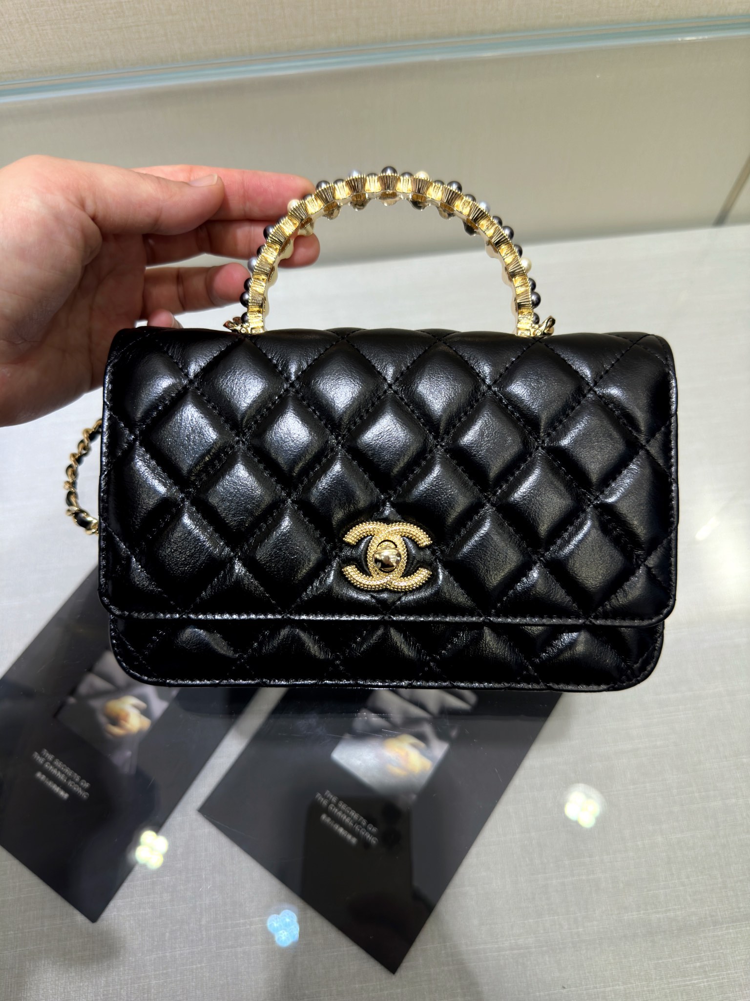 。Woc de asa de perlas 24P. ¡Las chicas que aman los bolsos pequeños pero están indecisas sobre la capacidad, miren aquí…
