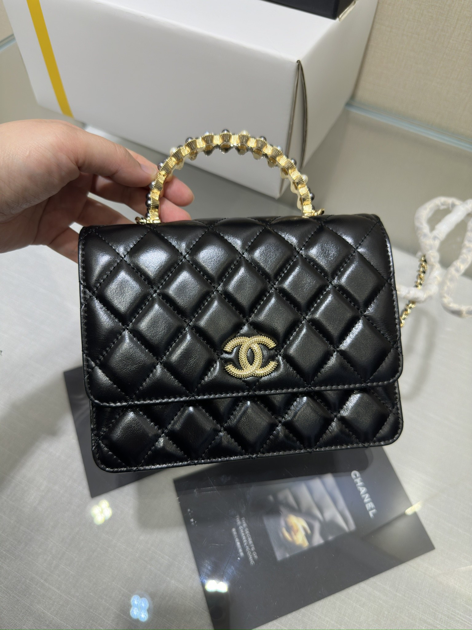 。Chanel 24P con asa de perlas, woc azul hielo con asa de perlas. Nunca compro woc, pero no pude resistir este. Esta tem…