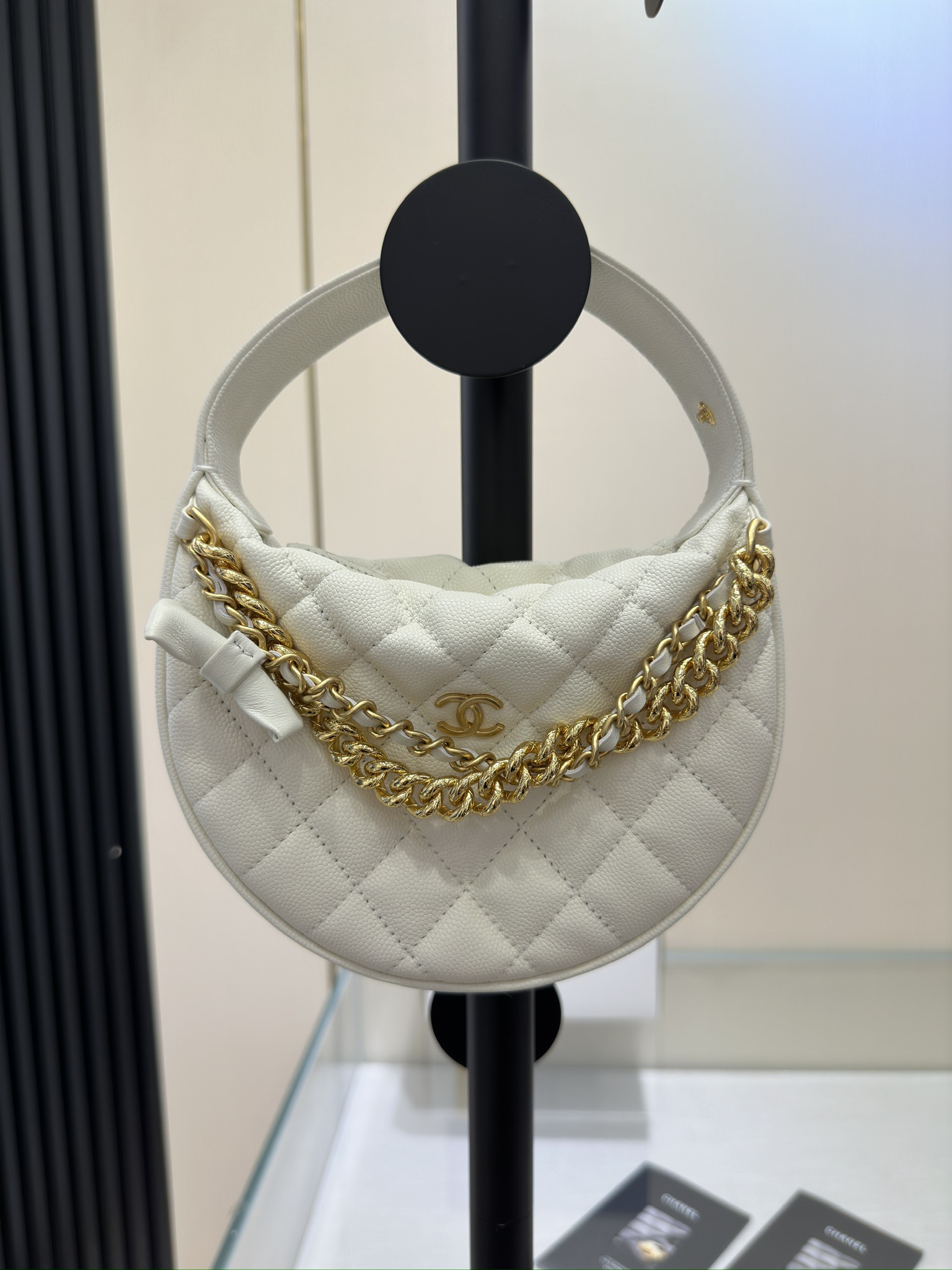 . 24s hula hoop, un artículo en blanco y dorado que vale la pena comprar. Esta pieza realmente tiene una excelente rela…