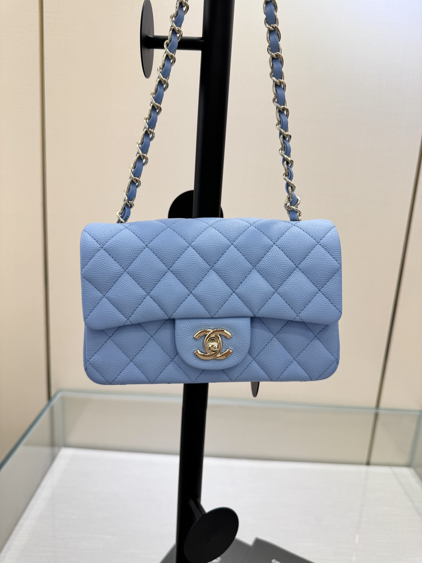 Versión actualizada con chip, 𝗖𝗙 20𝗰𝗺, bolso azul claro con cierre dorado claro, cuero de ternera con textura de hu…