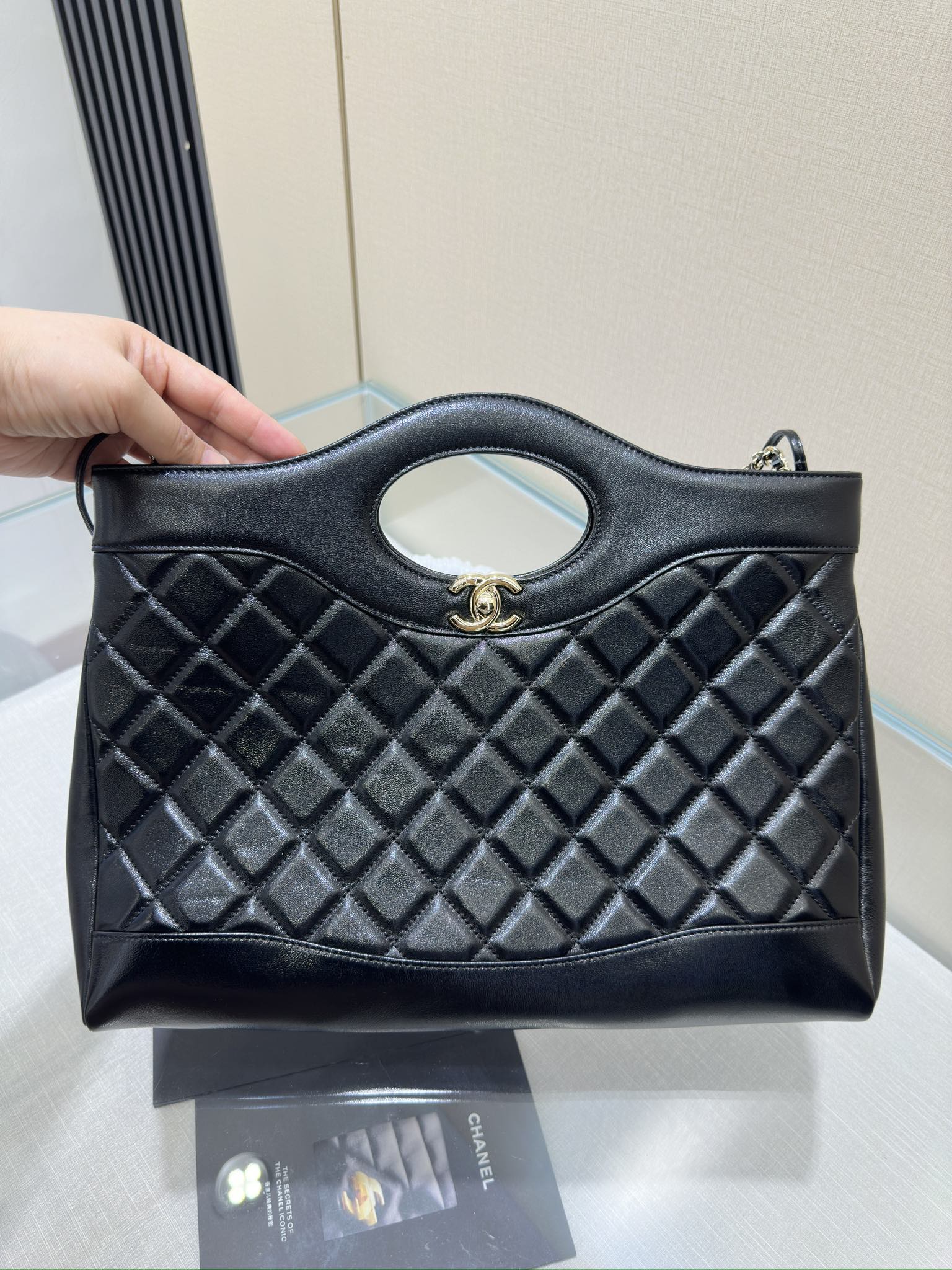 . 24S bolso 31bag horizontal de piel de oveja encerada 24S horizontal también se ve muy bien. Es muy ligero. Comprado p…