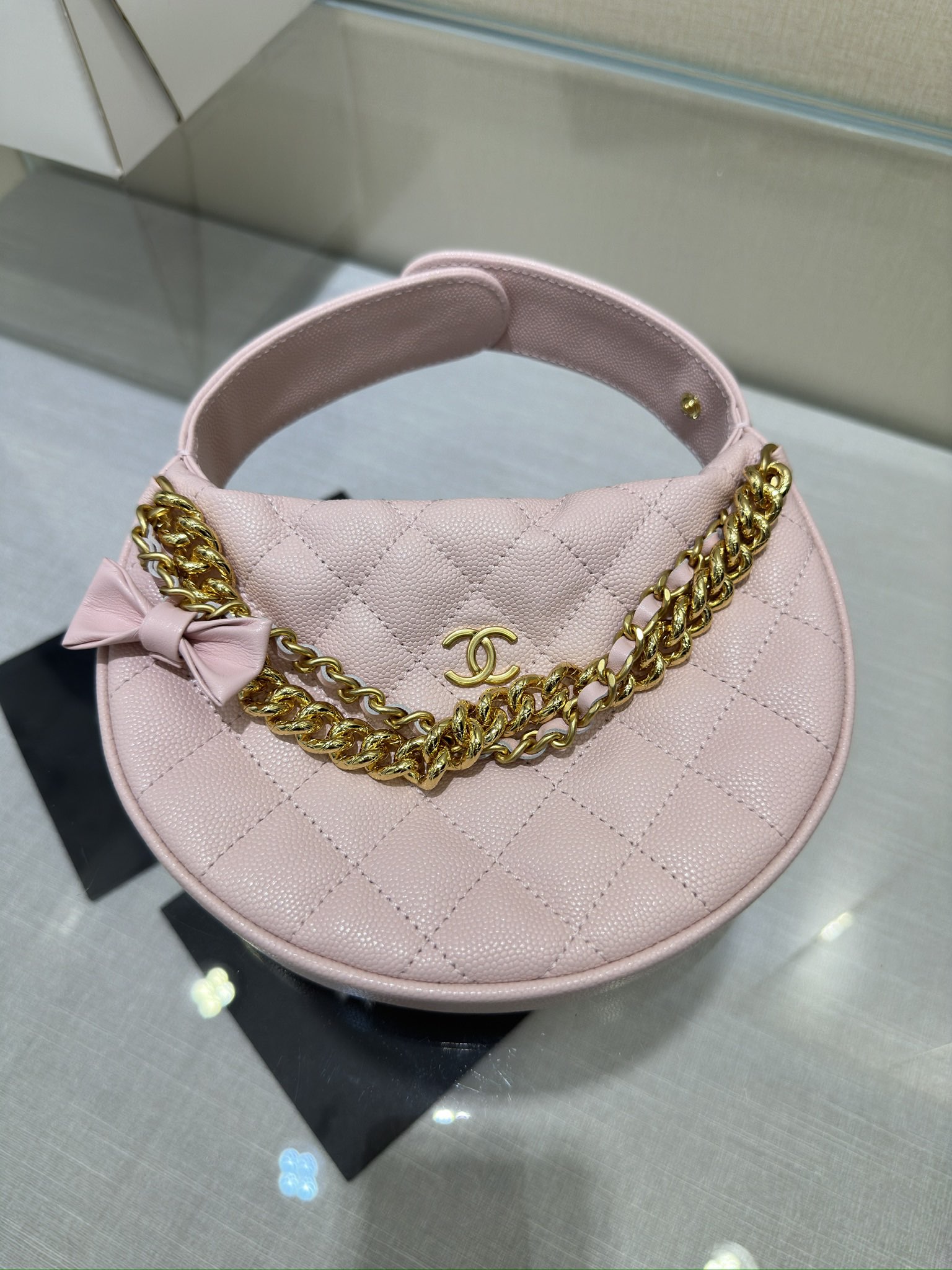 . 24s hula hoop, un artículo en negro y dorado que vale la pena comprar. Esta pieza realmente tiene una excelente relac…