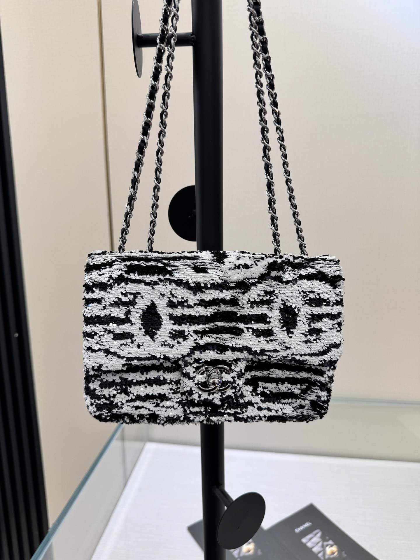 . Nuevo modelo 24S, bolso CF de rayas blancas y negras con lentejuelas 🐼 Las rayas blancas y negras brillantes se entr…