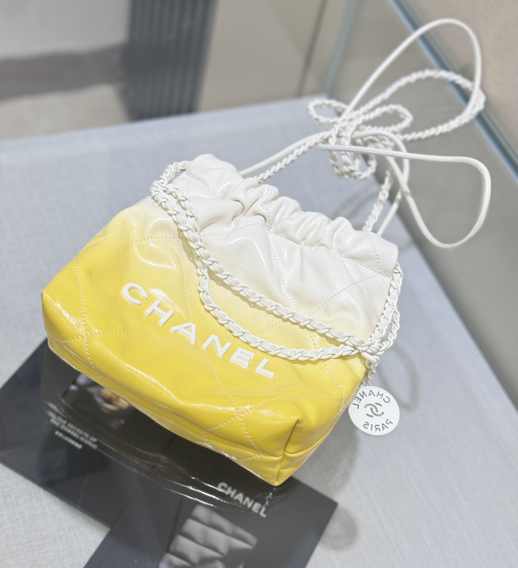 24s Nouveau style Gradient jaune Mini 22bag✨so Belle cette couleur! ! ! Petit et exquis, dégageant de luxe inégalé, qui est irrésistible. L’attention de tout le monde ~ qu’elle soit égalée à des vêtements formels ou décontractés, ce sac sera votre arme de mode. Taille: 20 * 19 * 6cm