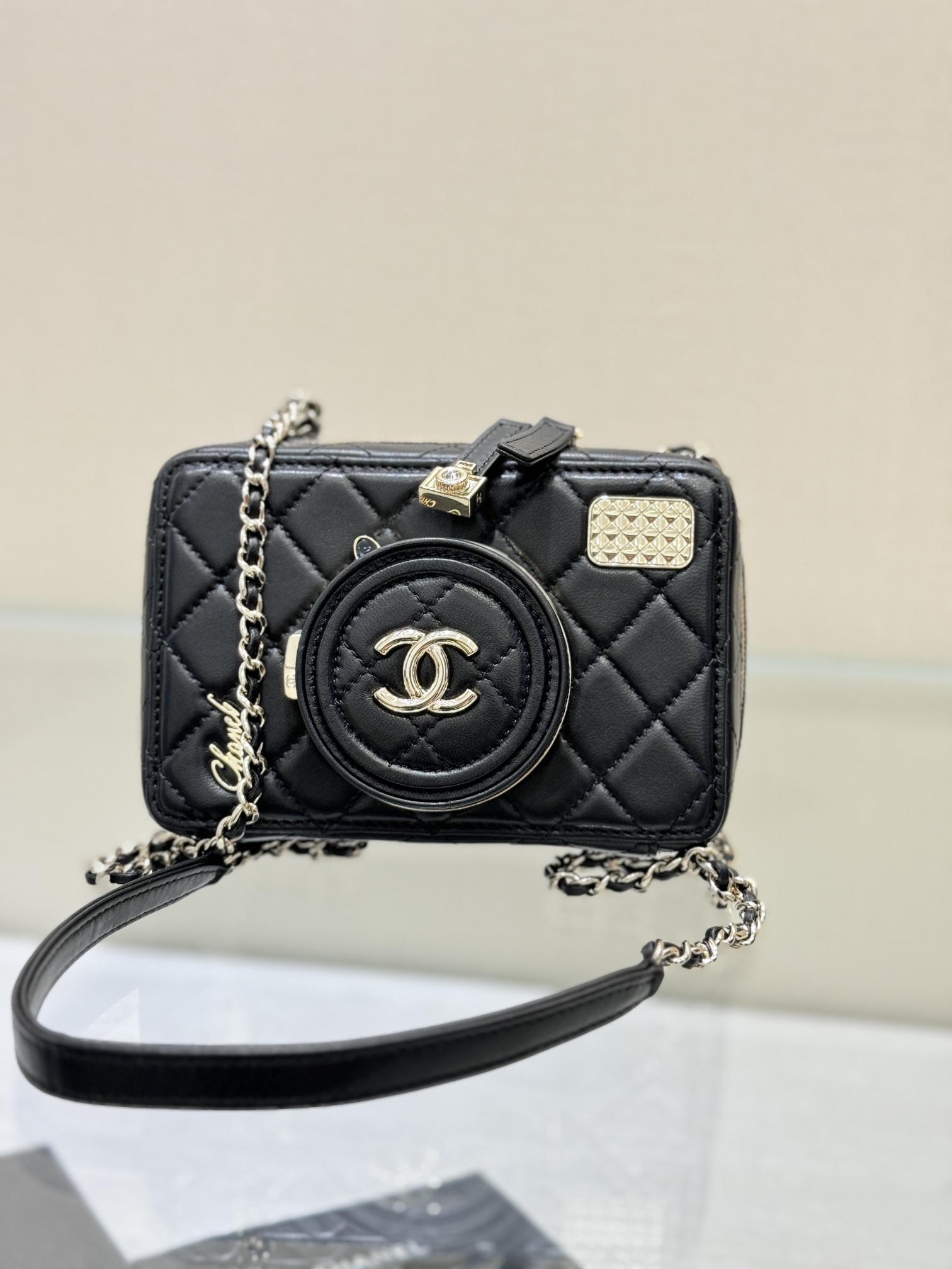 . Chanel 2024S colección bolso tipo cámara. El diseño de apertura tipo fuelle hace que la capacidad y el acceso a los o…