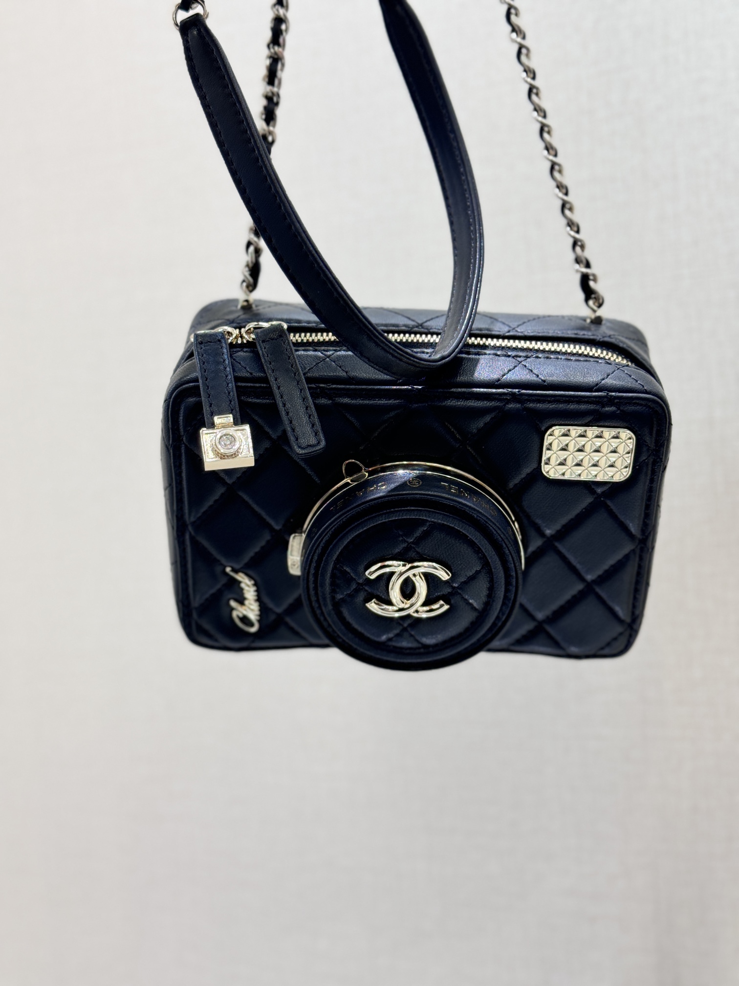 Realmente tengo sentimientos encontrados con esta bolsa tipo cámara... Desde el principio me gustó, fui a comprarla y t…