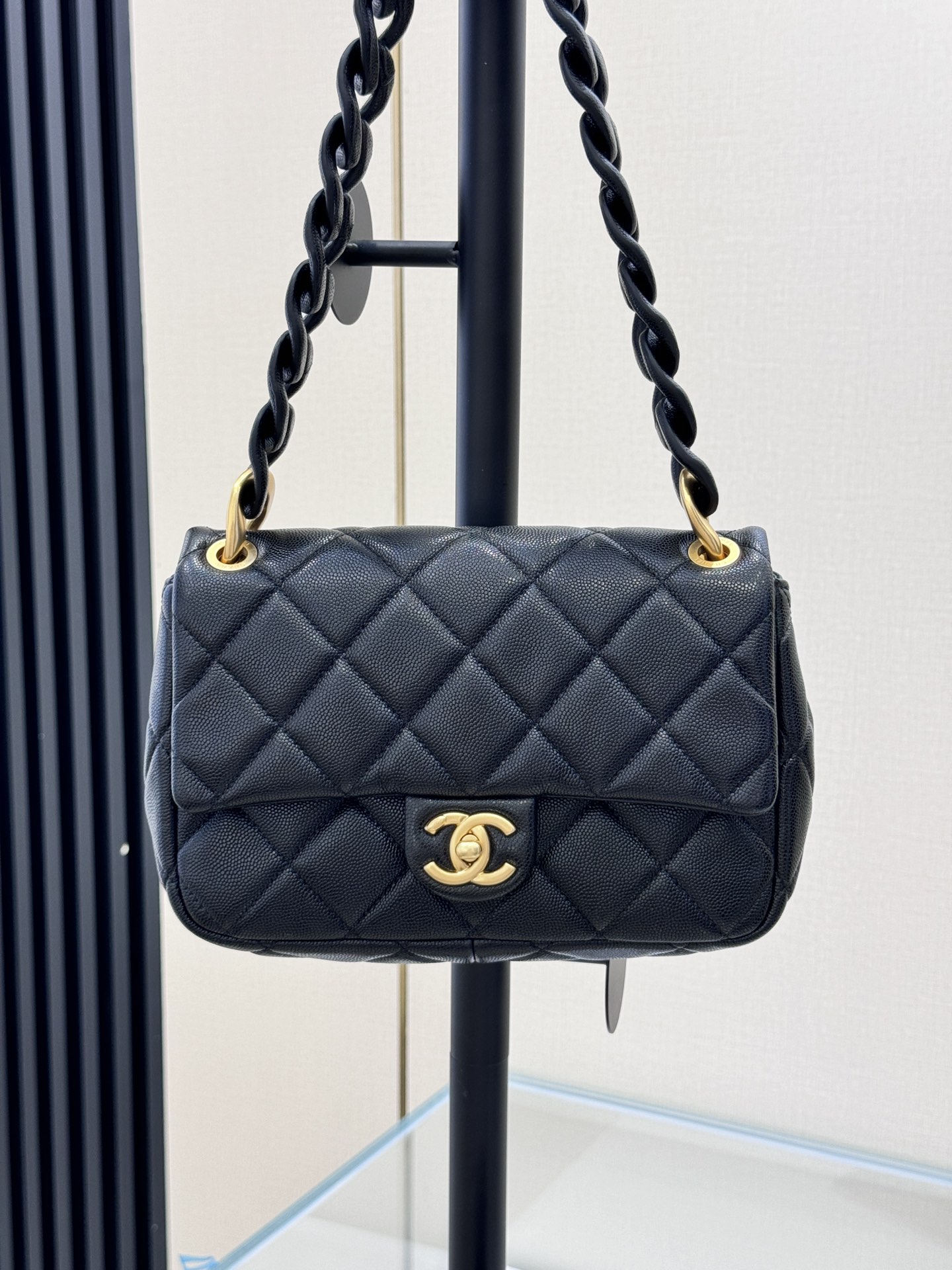 Chanel Classic Flap Bag Vendita
 Borse Crossbody & Borse a Tracolla Nero Pelle di vitello bovina Catene