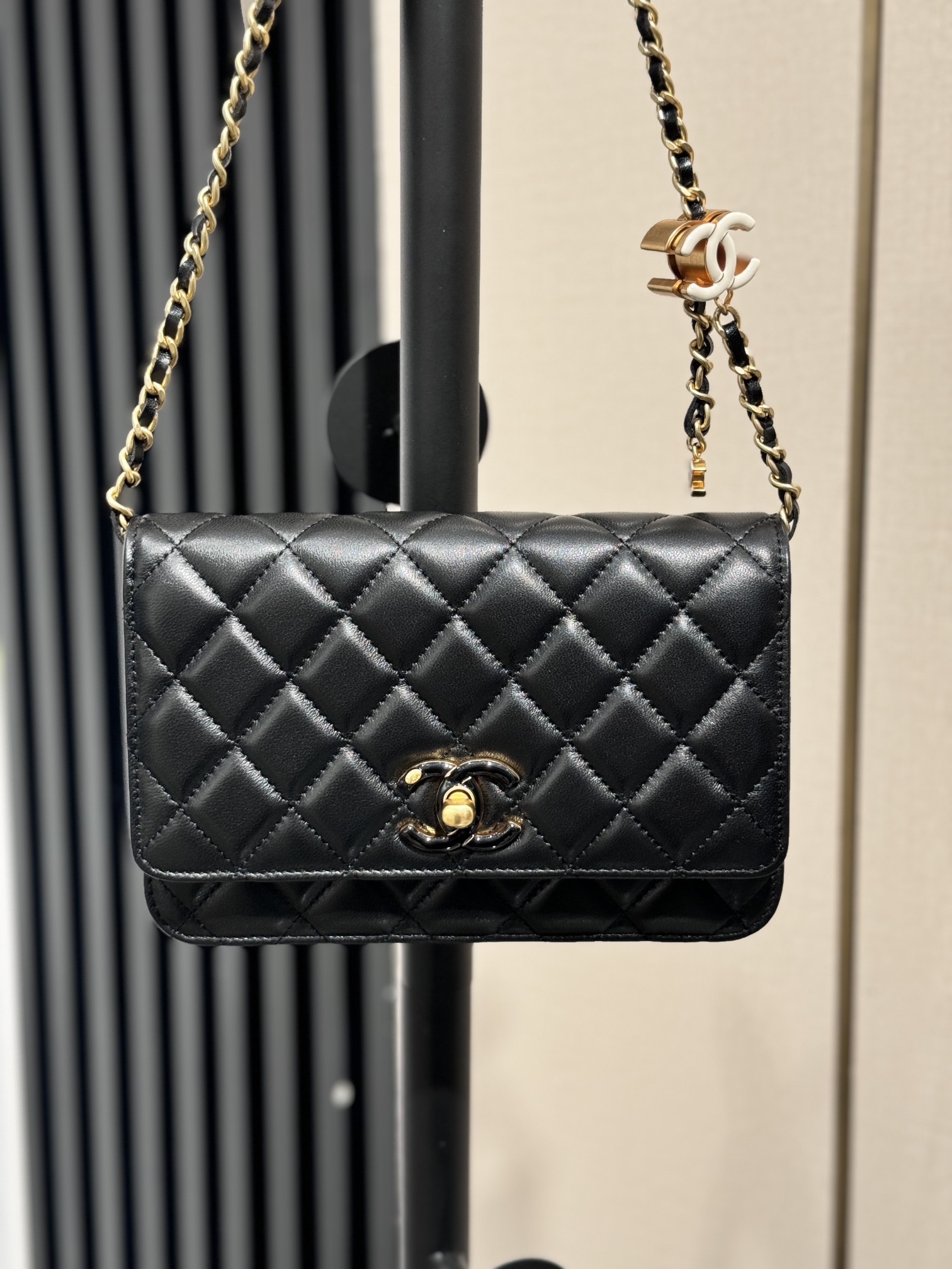 .ℂ𝕙𝕒𝕟𝕖𝕝 王̆̈炸̆̈🔅 𝑾𝒐𝒄 negro➿ El más hermoso cierre de esmalte de doble C ★ Chanel humana, cierre de esmalte ajus…
