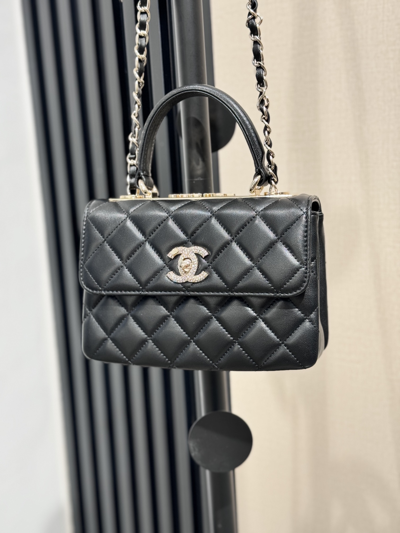 . 24ATrendy CC mini está lleno de diamantes. Lo compré por recomendación del nuevo estilo clásico. Compré este moderno …