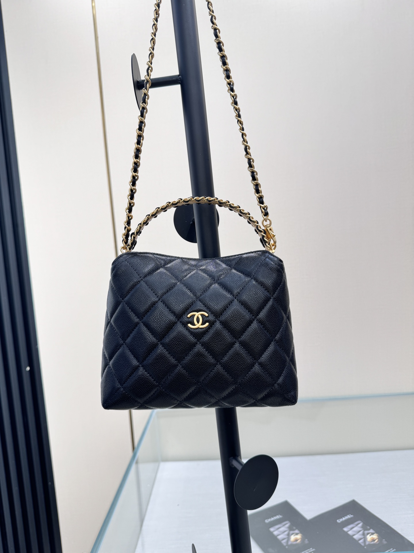 . Bolso hobo 24A de cuero granulado con asa metálica. Este pequeño bolso tipo fiambrera es sin duda un éxito oculto. Cu…