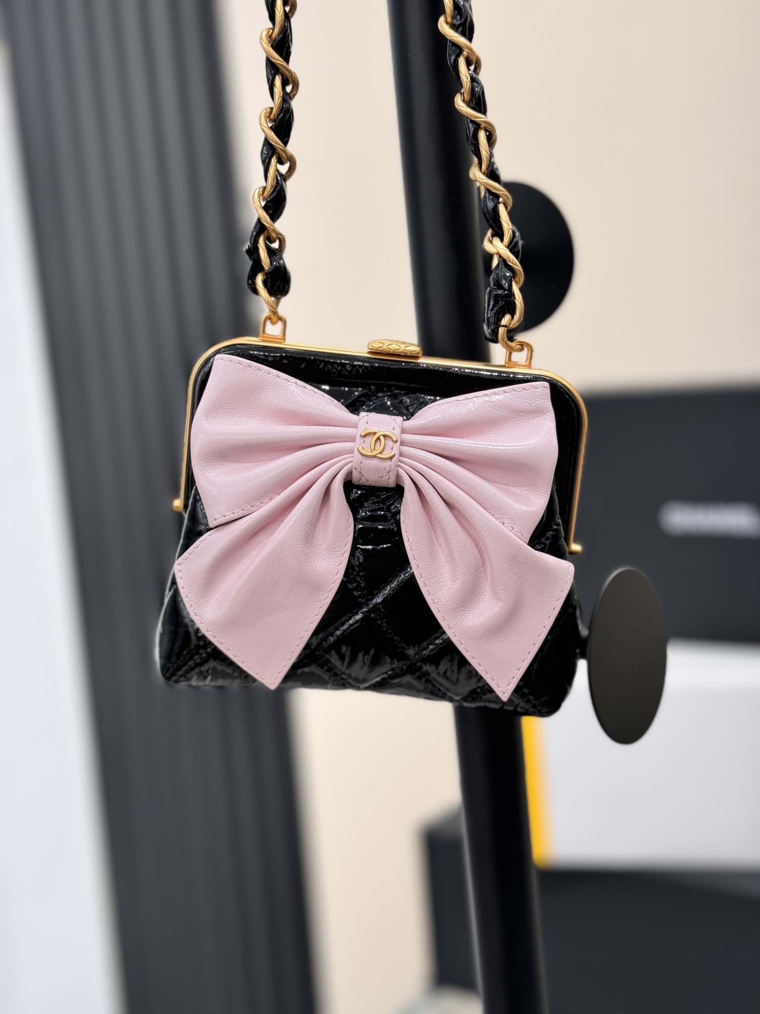 。24A Bolso de lazo con clip, muy esperado, ¡por fin lo compré! El producto real es súper adorable. Aunque es un bolso p…