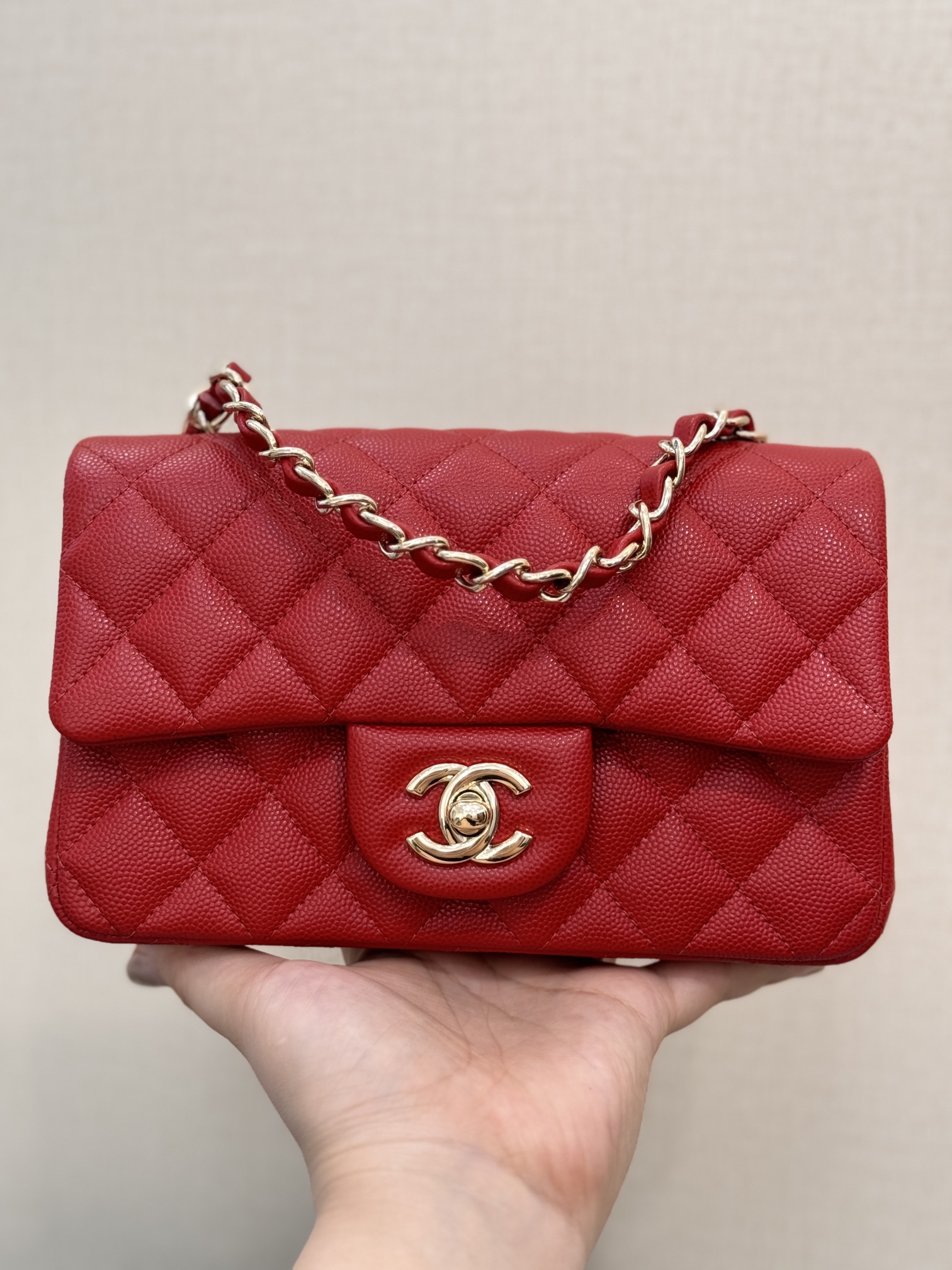 La forma más cercana de alejar el fuego es comprar un bolso rojo