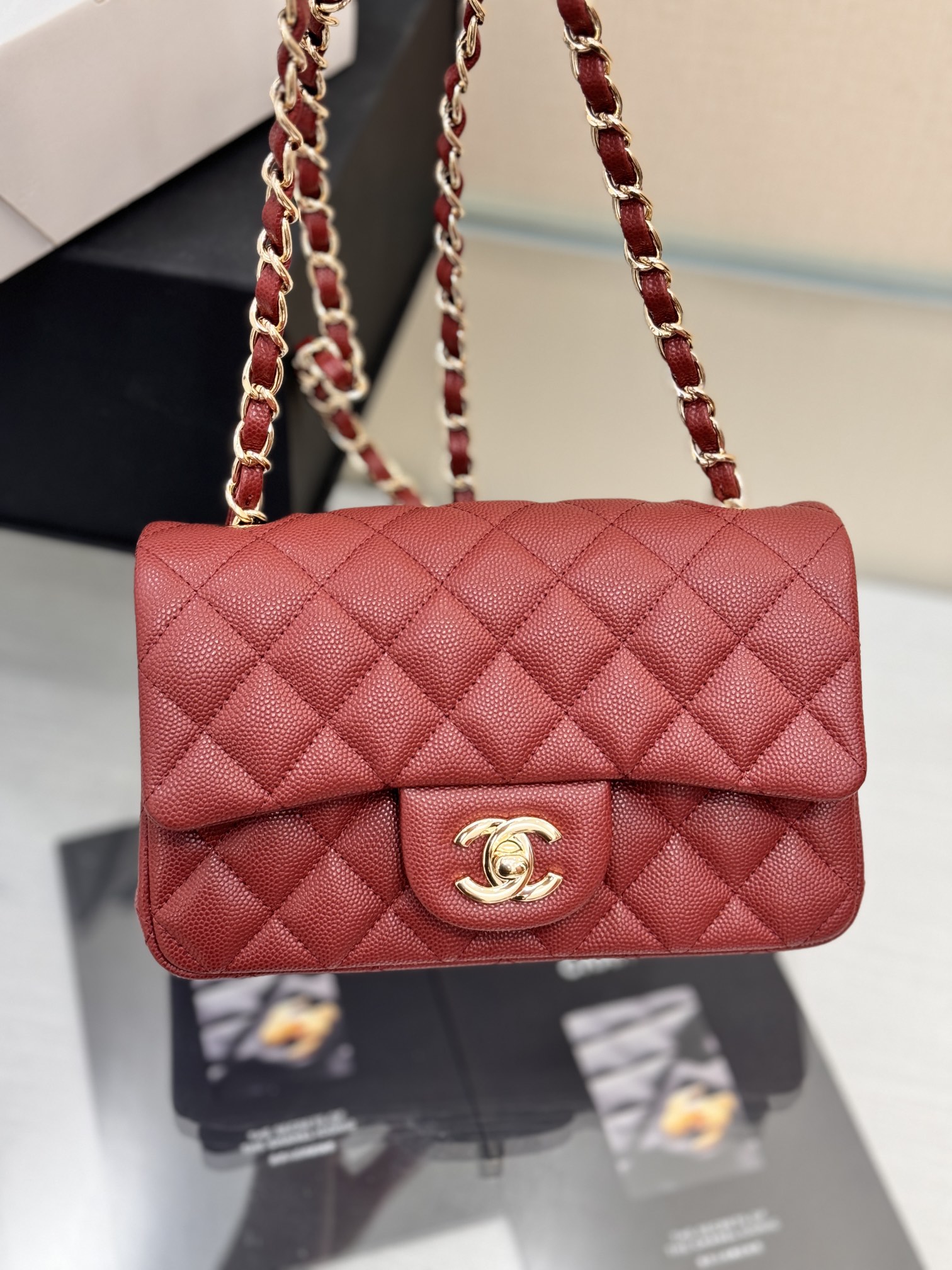 Versión mejorada con chip 𝗖𝗙 20𝗰𝗺, rojo vino pequeño con cierre dorado claro, piel de caviar con textura de bolas, …