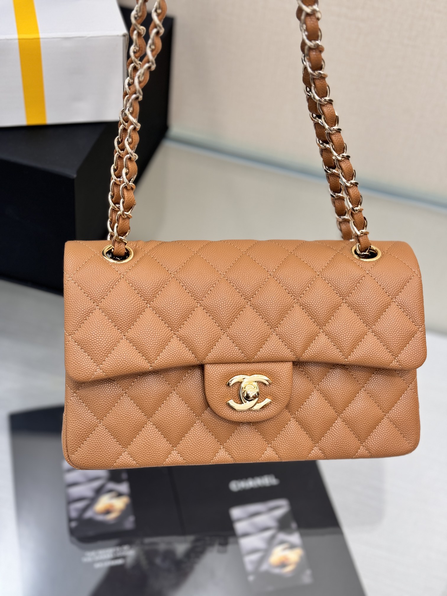 Versión mejorada con chip 𝗖𝗙 23𝗰𝗺, caramelo pequeño con cierre dorado claro, piel de caviar con textura de bolas, t…