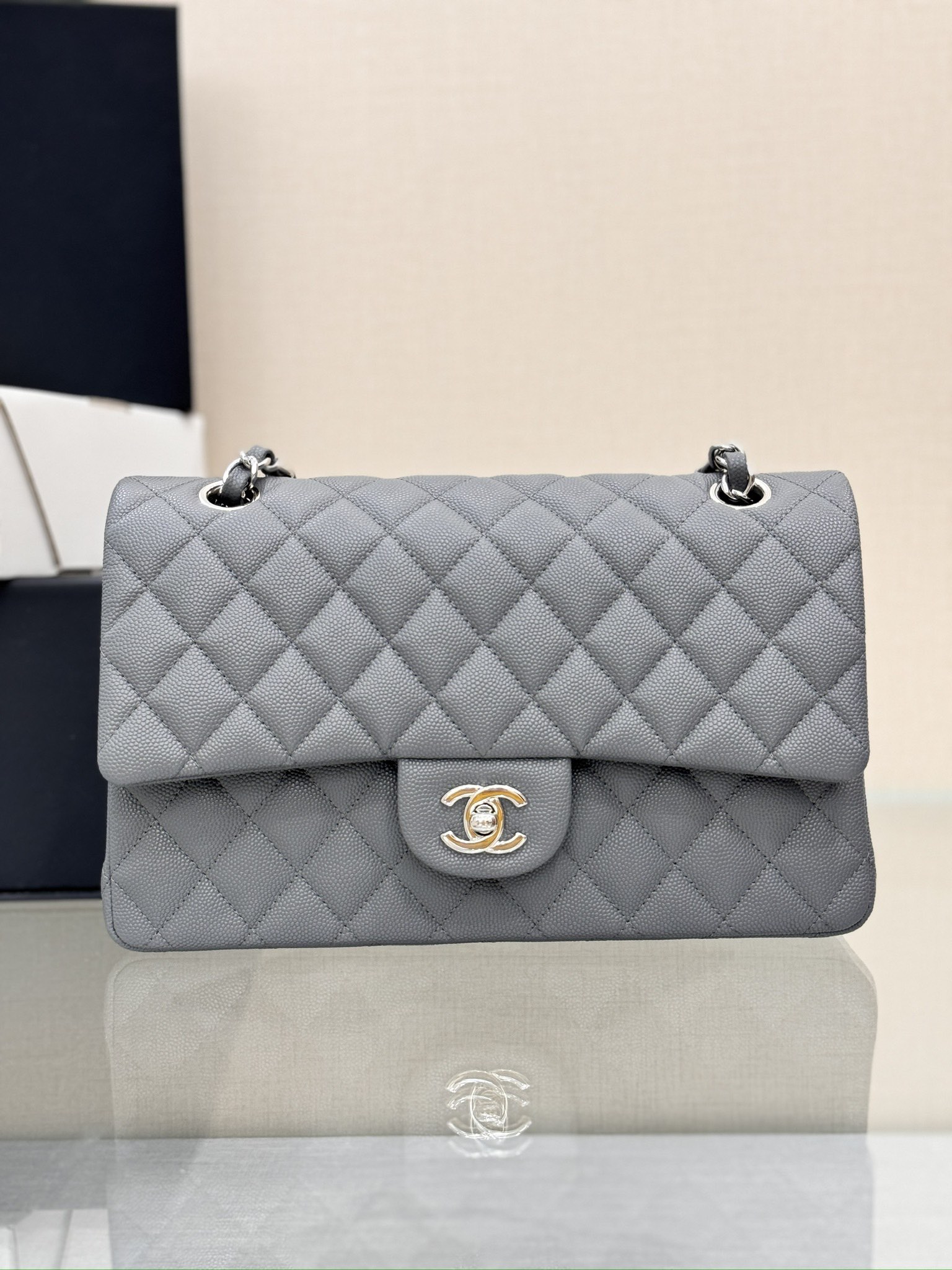 Versión mejorada con chip 𝗖𝗙 25𝗰𝗺, gris ballena, cierre plateado pequeño, piel de ternera con textura de caviar, ta…