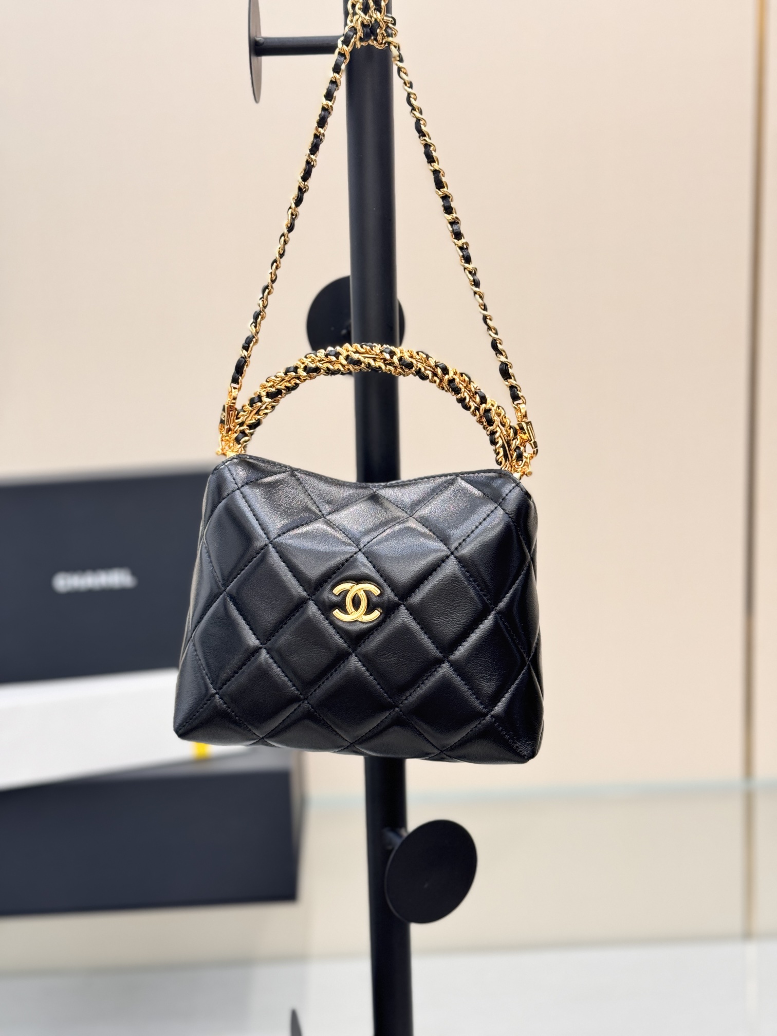 . 24B Serie Otoño e Invierno Twist Chain 𝖧𝗈𝖻𝗈 Bolsa para lonchera negra ♥ 𝖢𝗁𝖺𝗇𝖾𝟣 Diseño único de asa giratori…