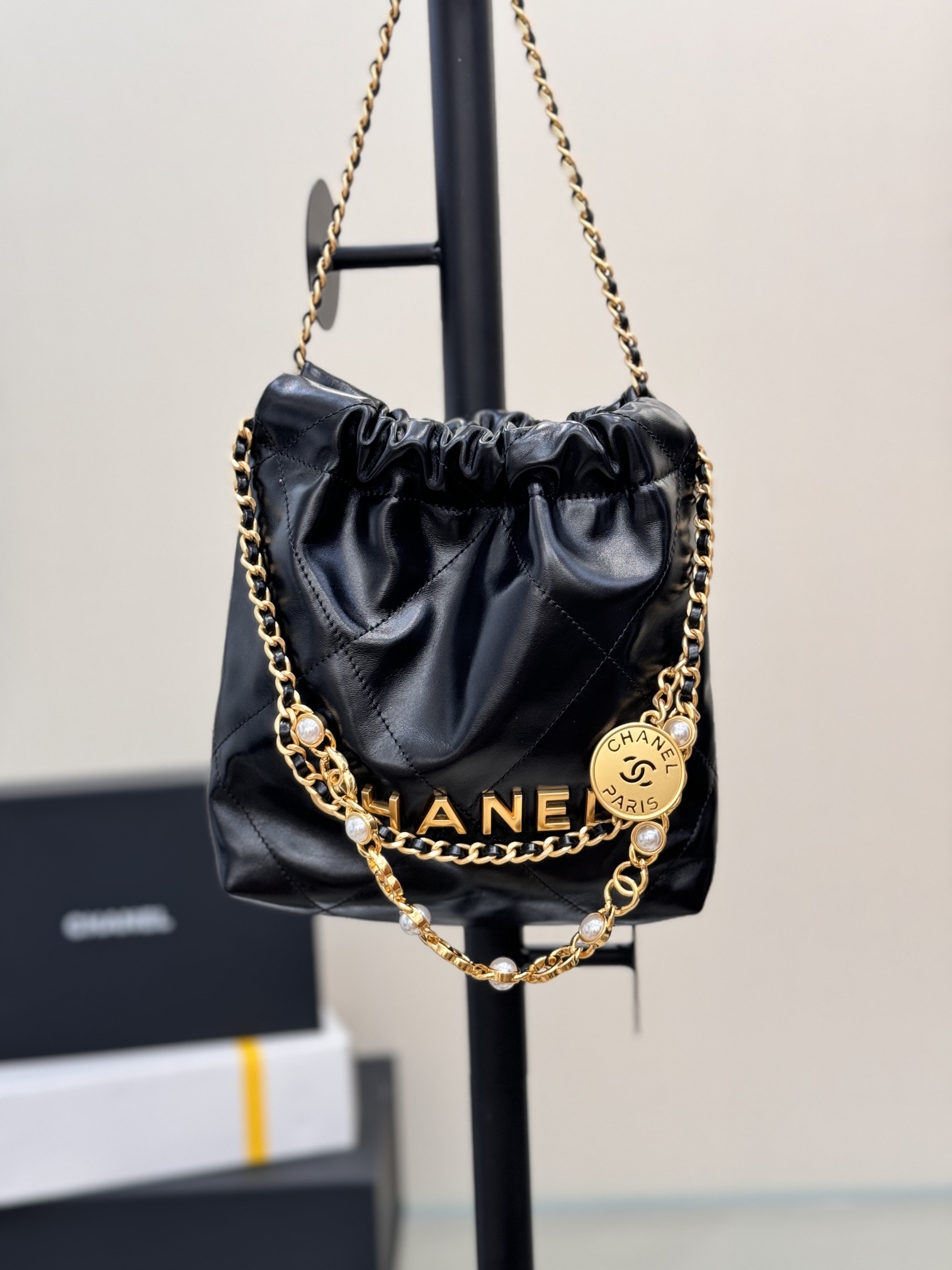 . La belleza del bolso de basura con cadena de perlas 24Amini continúa con los elementos clásicos de acolchado de diama…