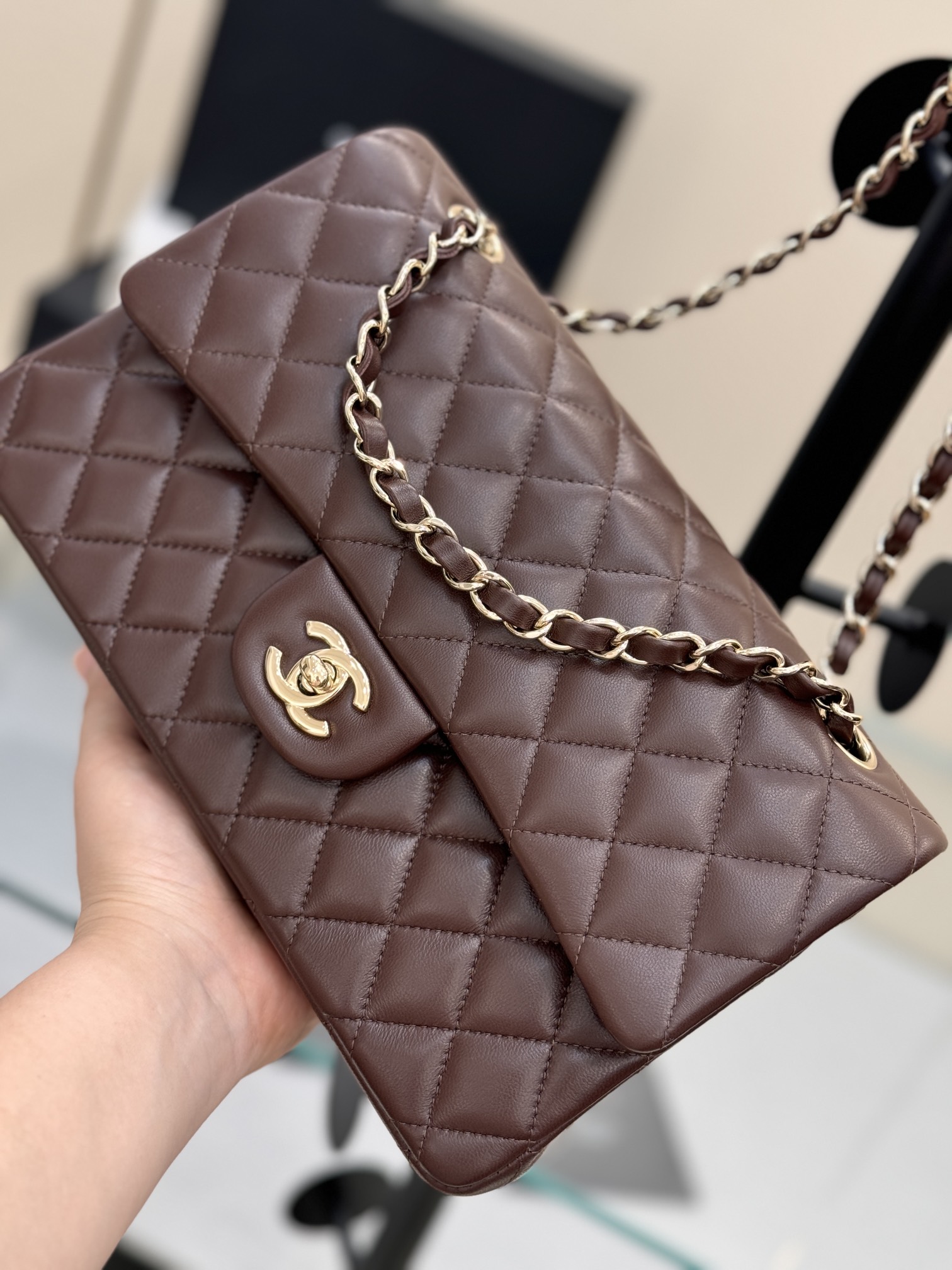 Bolso clásico con solapa "Classic Flap" ~ Café Piel de cordero importada🐑, se siente delicada y suave, la textura se d…
