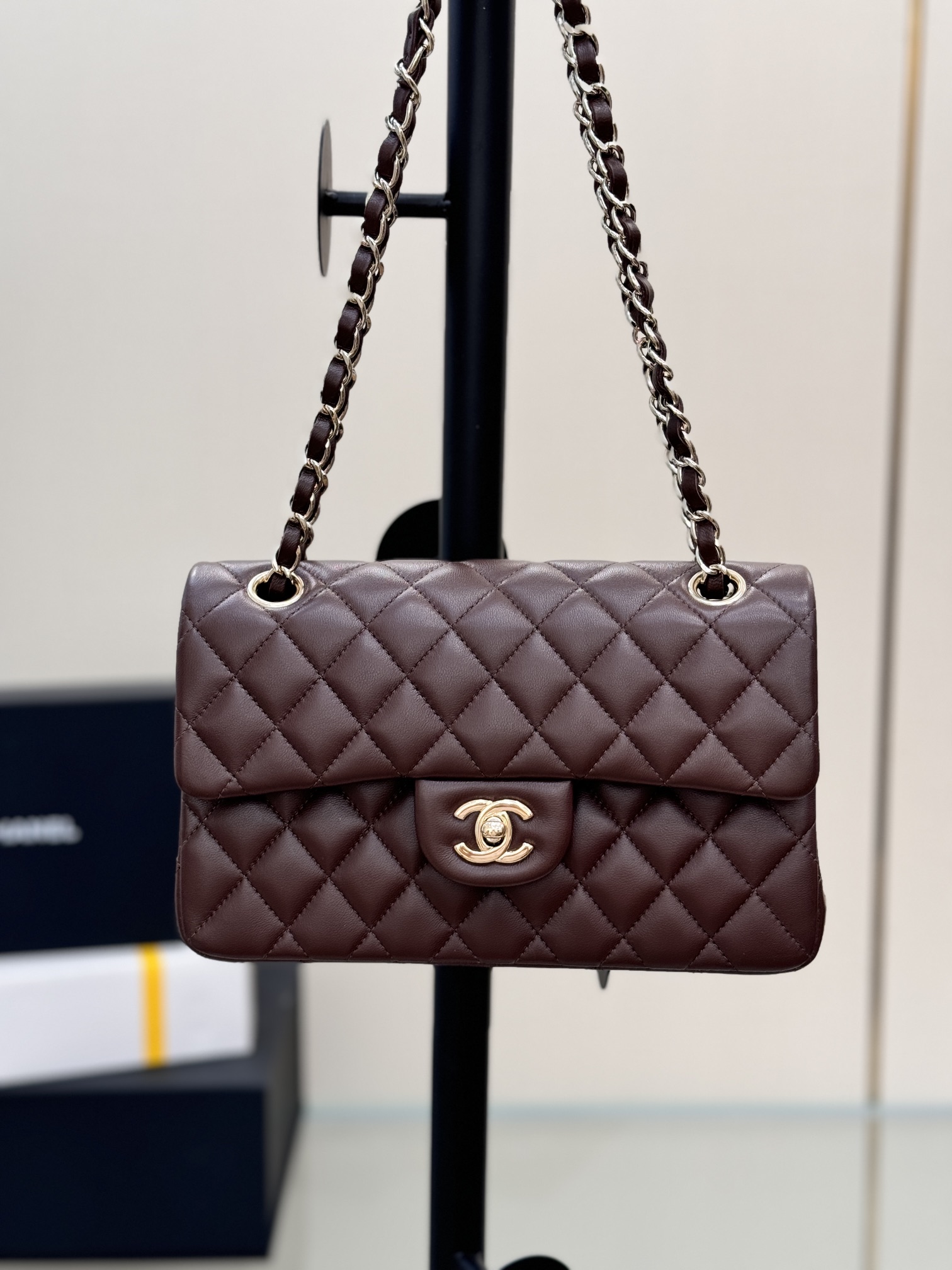 Bolso clásico con solapa "Classic Flap" ~ Café Piel de cordero importada🐑, se siente delicada y suave, la textura se d…
