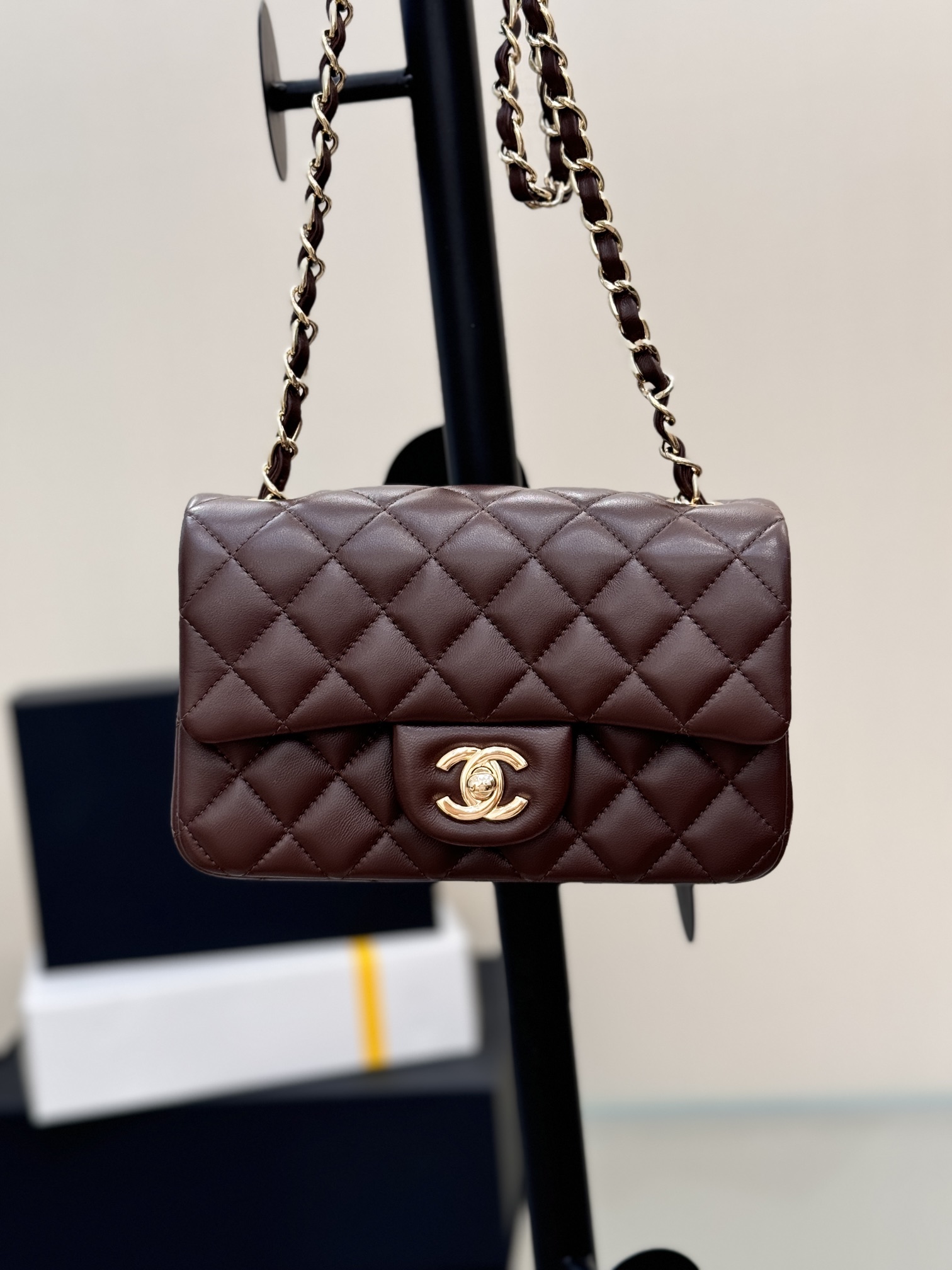 Bolso clásico con solapa "Classic Flap" ~ Café Piel de cordero importada🐑, se siente delicado y suave, con una textura…