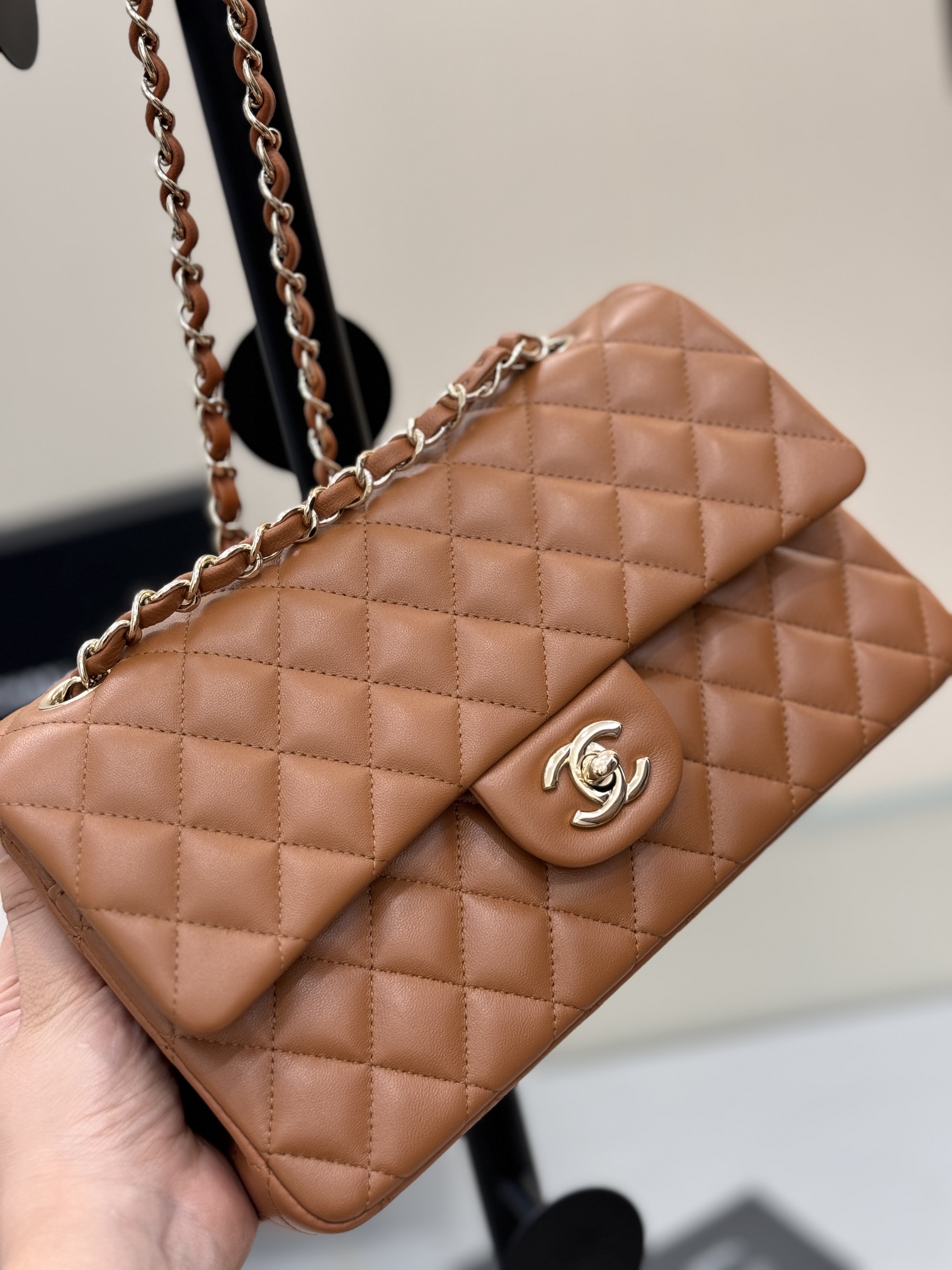 Bolso clásico con solapa "Classic Flap" ~ Piel de cordero importada color caramelo 🐑, delicada y suave al tacto, textu…