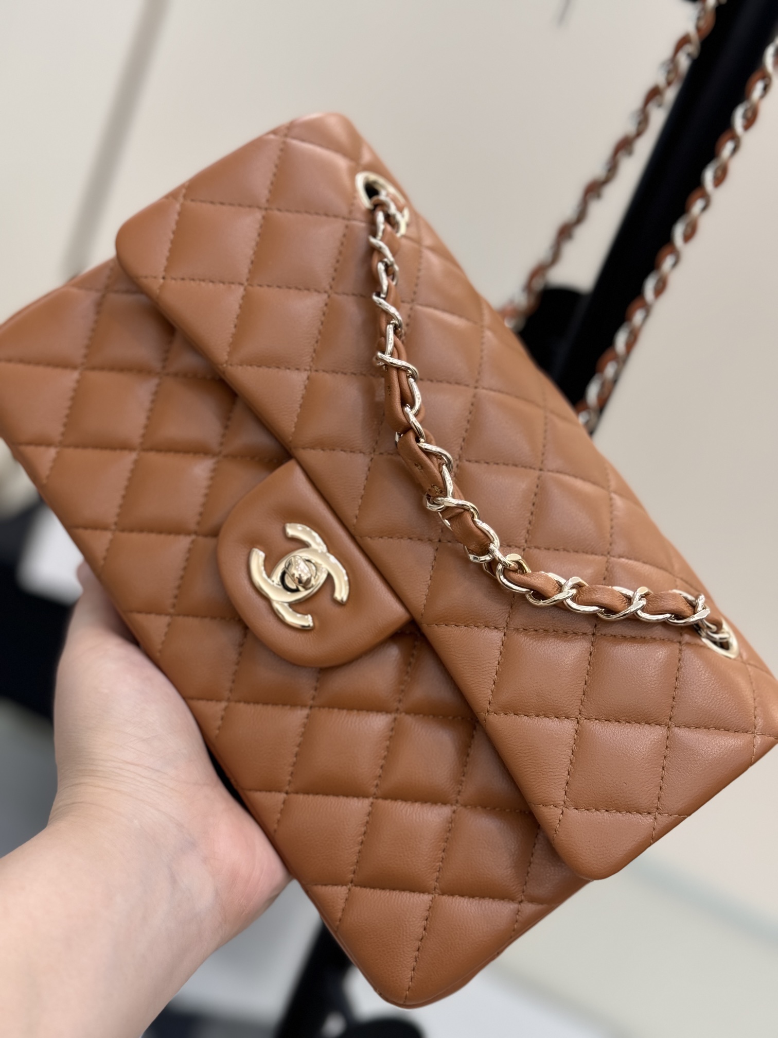Bolso clásico con solapa "Classic Flap" ~ Piel de cordero importada color caramelo 🐑, delicada y suave al tacto, textu…