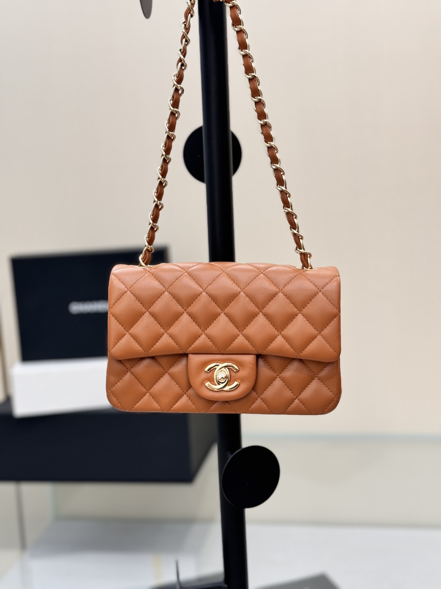Bolso clásico con solapa "Classic Flap" ~ Piel de cordero importada color caramelo 🐑, delicada y suave al tacto, textu…