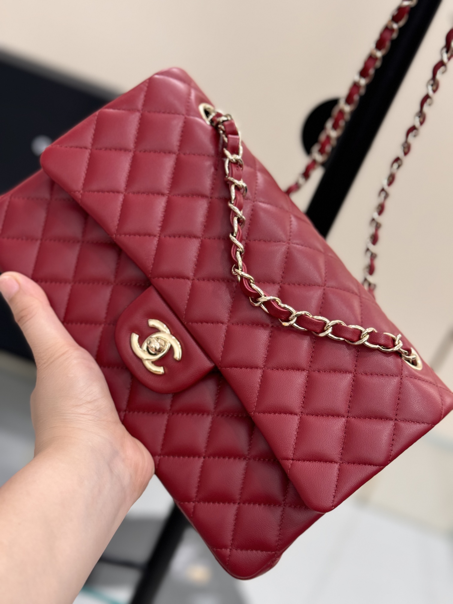 Bolso clásico con solapa "Classic Flap" ~ Piel de cordero importada de color burdeos🐑, se siente delicado y suave, la …