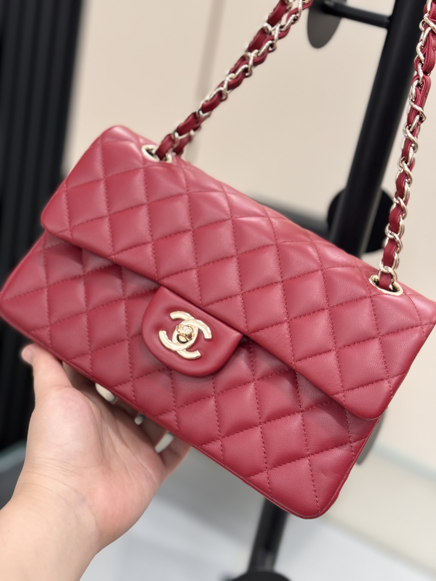 Bolso clásico con solapa "Classic Flap" ~ Piel de cordero importada de color burdeos🐑, se siente delicado y suave, la …