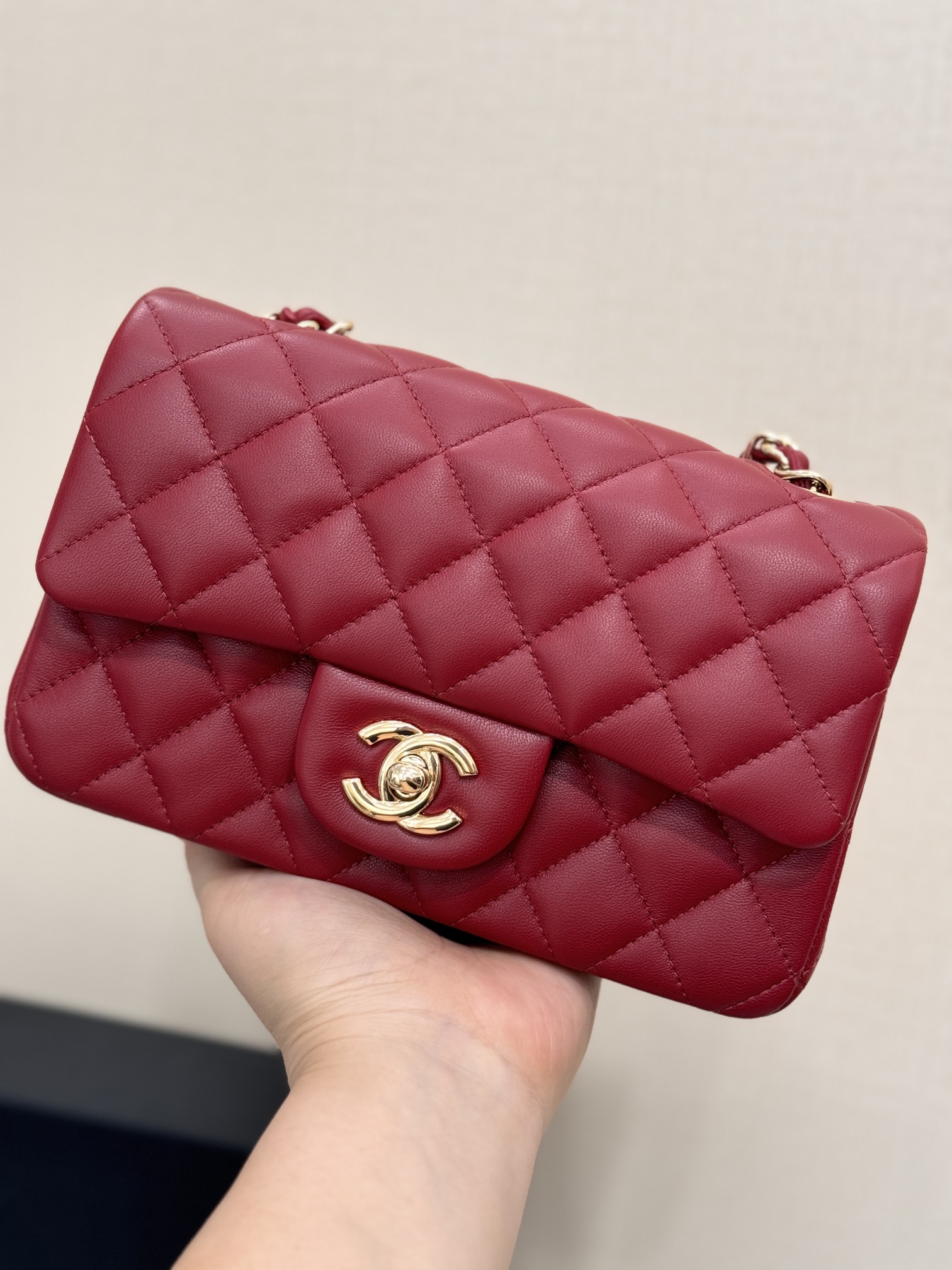 Bolso clásico con solapa "Classic Flap" ~ Piel de cordero importada de color burdeos🐑, delicada y suave al tacto, text…