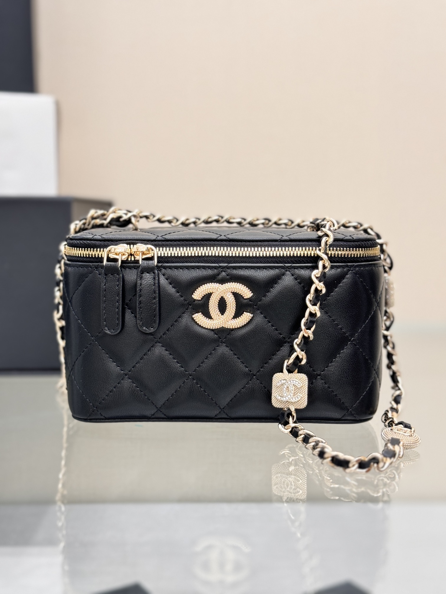 . ¡El bolso tipo caja con relieve de 24K y pedrería es una alegría diferente! Se han lanzado modelos clásicos uno tras …