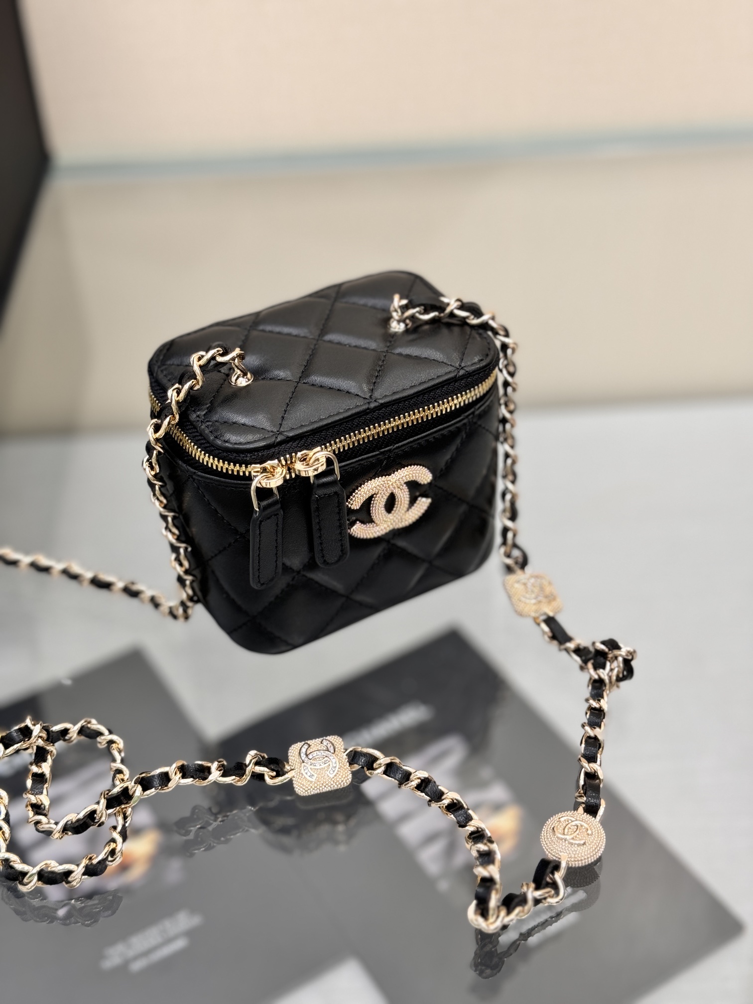 . Bolso caja de 24K grabado con pedrería. La figura del bolso caja "pequeño" es un poco familiar ~ C, ¿cómo puede estar…