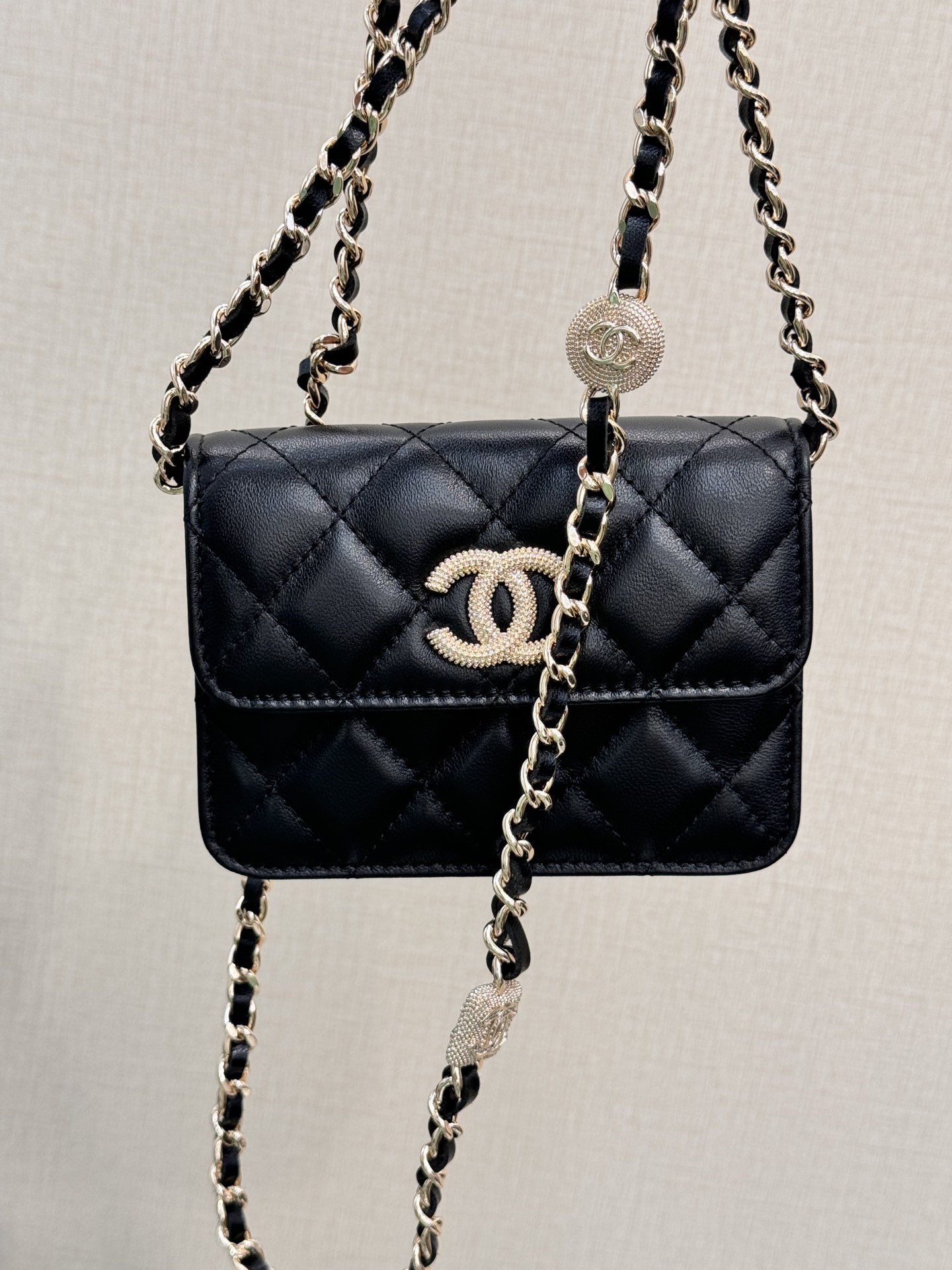 . Bolso tipo caja en relieve de 24 quilates con pedrería, patrón de rombo clásico + diamantes icónicos de alta gama 𝐂 …
