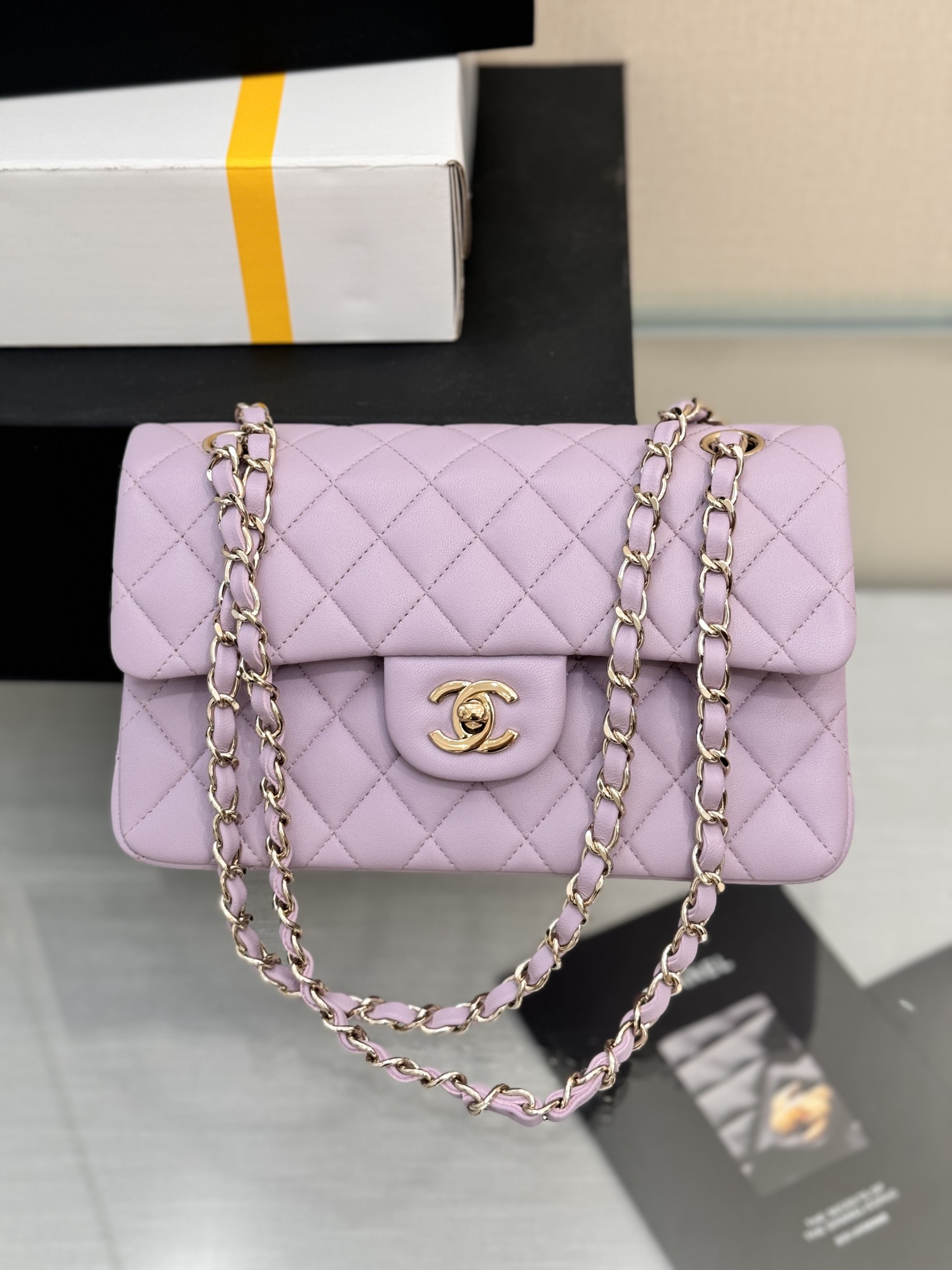 Bolso clásico con solapa "Classic Flap" ~ piel de cordero importada rosa loto 🐑, delicado y suave al tacto, textura re…