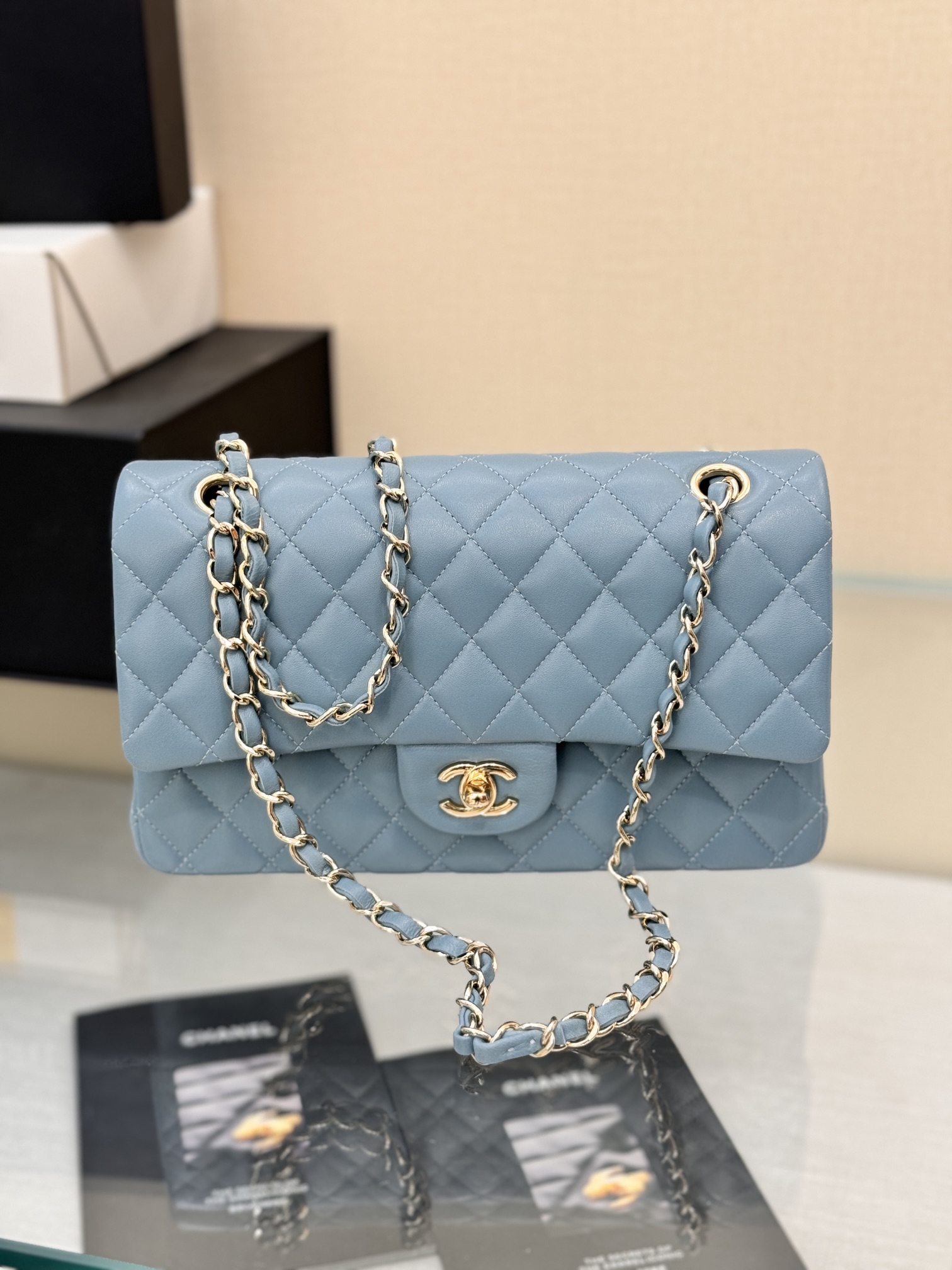 Bolso clásico con solapa "Classic Flap" ~ piel de cordero importada azul neblina 🐑, delicado y suave al tacto, textura…