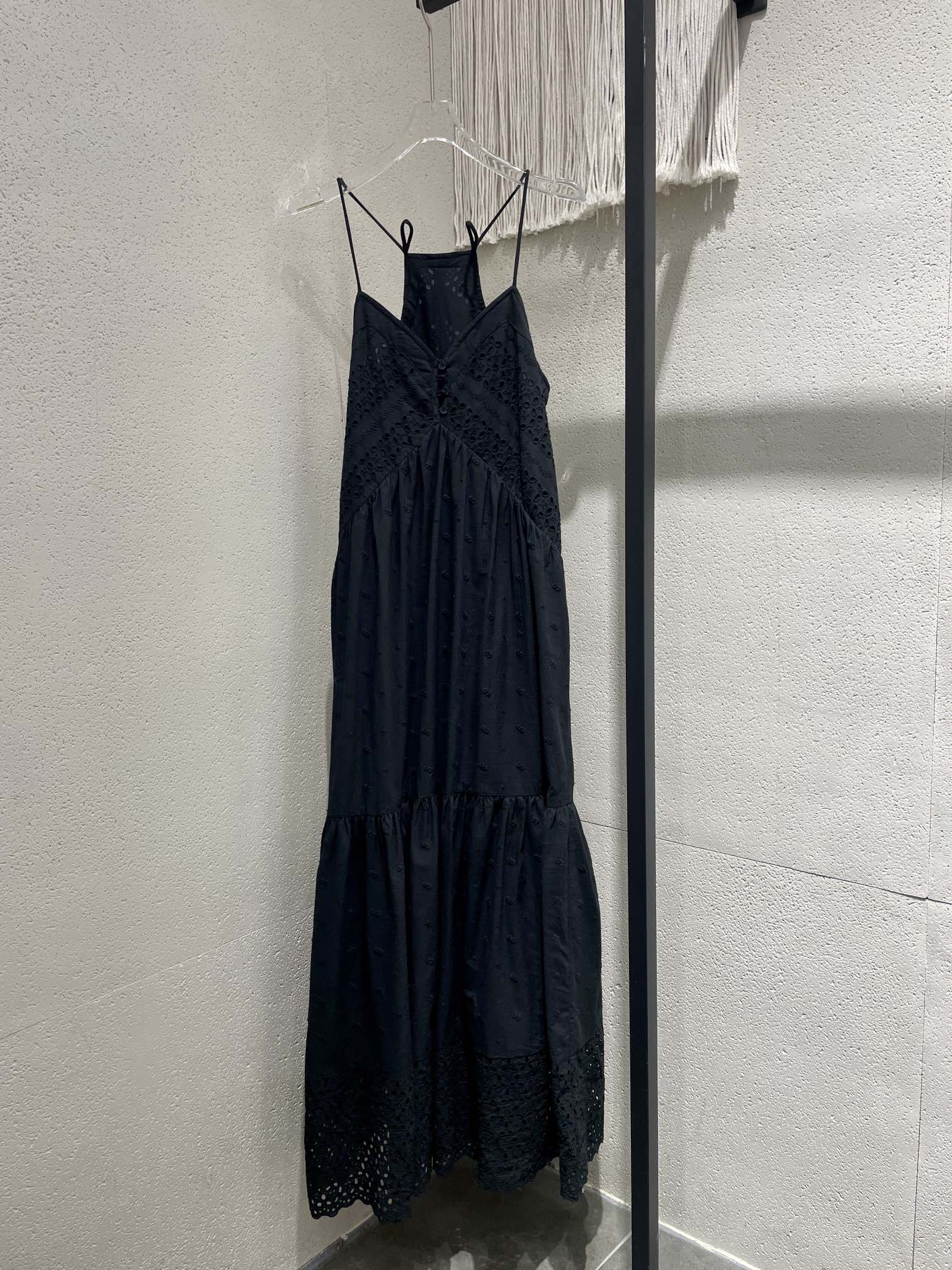 Isabel Marant ????绝美波西米亚吊带连衣裙 \n\n又软又柔定制面料 ，超大的裙摆剪裁，非常费工费料，水溶花工艺面料，真的超级好看，绝对是一比一版本，码数：SML