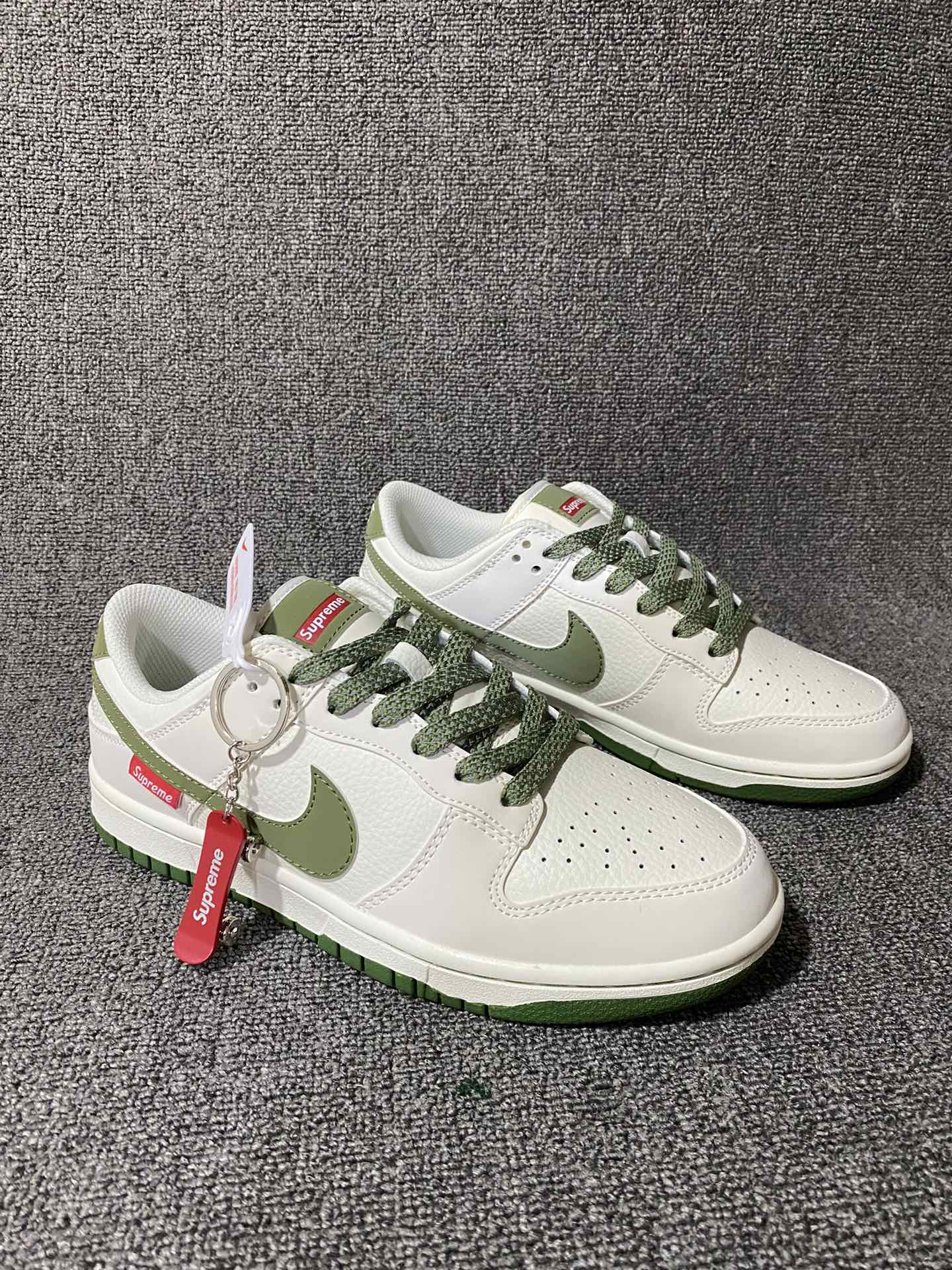 放💰150 Supreme x Nike Dunk Low 米绿滑板鞋 此款穿着Summit White和米黑配色方案。产品采用全皮革制成，配有网眼鞋舌和衬里。它以白色为底色，搭配米绿对比色、品牌标识和橡胶外底。 货号：FC1688-142 Size：36 36.5 37.5 38 38.5 39 40 40.5 41 42 42.5 43 44 44.5 45