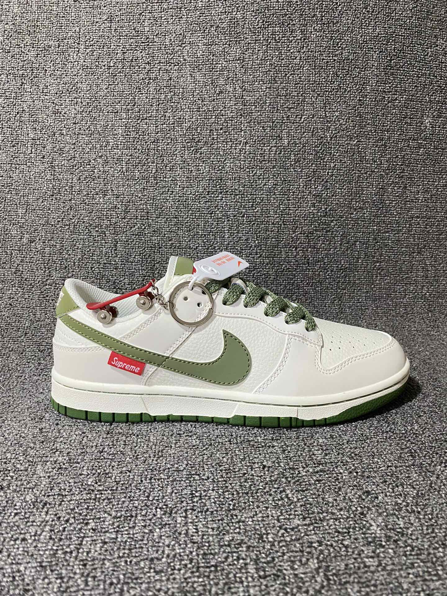 放💰150 Supreme x Nike Dunk Low 米绿滑板鞋 此款穿着Summit White和米黑配色方案。产品采用全皮革制成，配有网眼鞋舌和衬里。它以白色为底色，搭配米绿对比色、品牌标识和橡胶外底。 货号：FC1688-142 Size：36 36.5 37.5 38 38.5 39 40 40.5 41 42 42.5 43 44 44.5 45